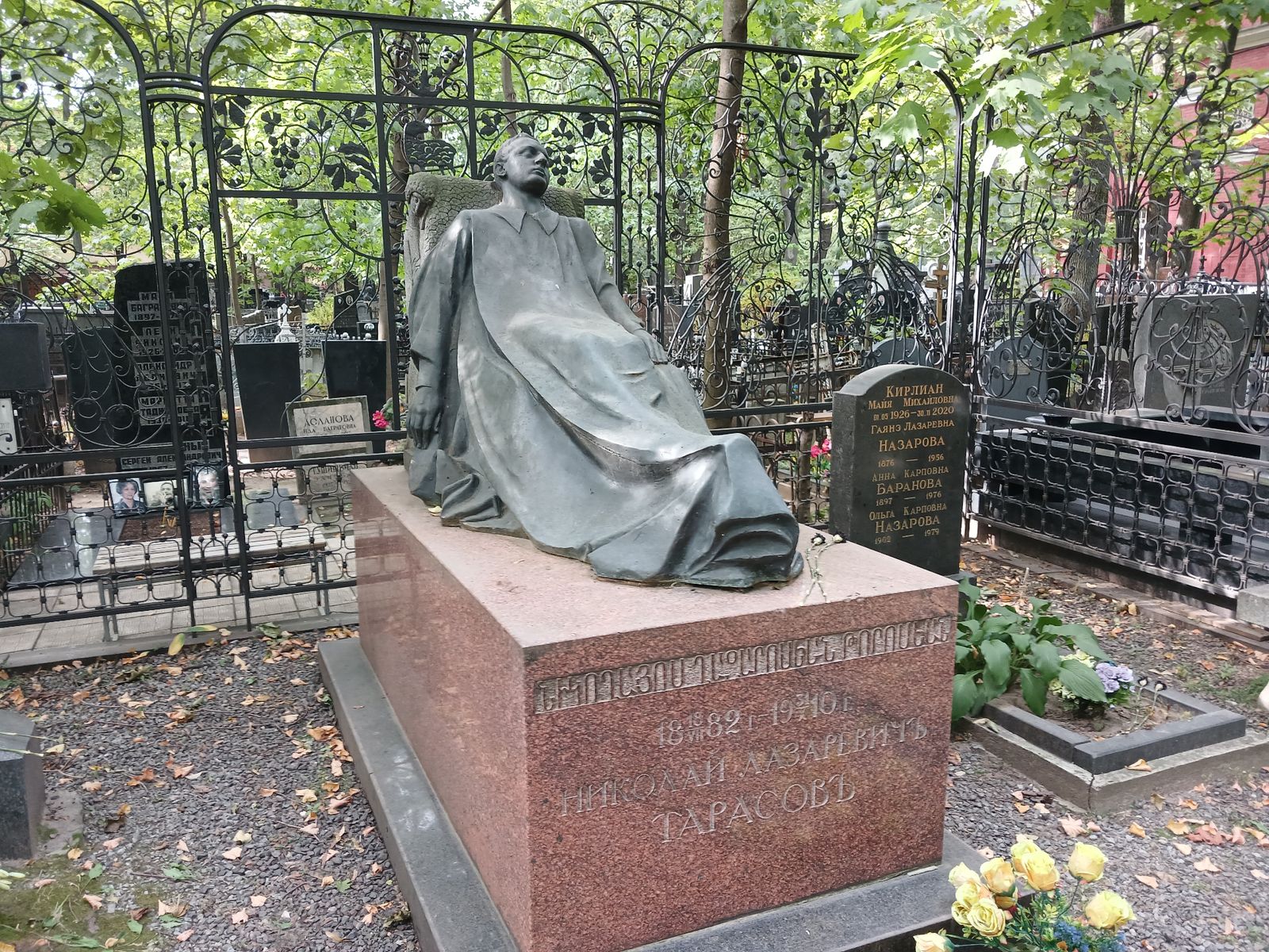 Могила одного из самоубийц, Николая Тарасова. Армянская часть Ваганьковского кладбища