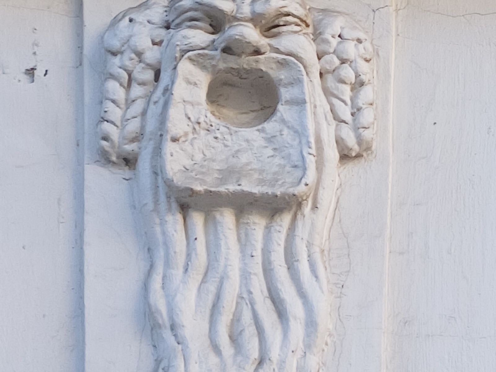 Кричащий от ужаса маскарон