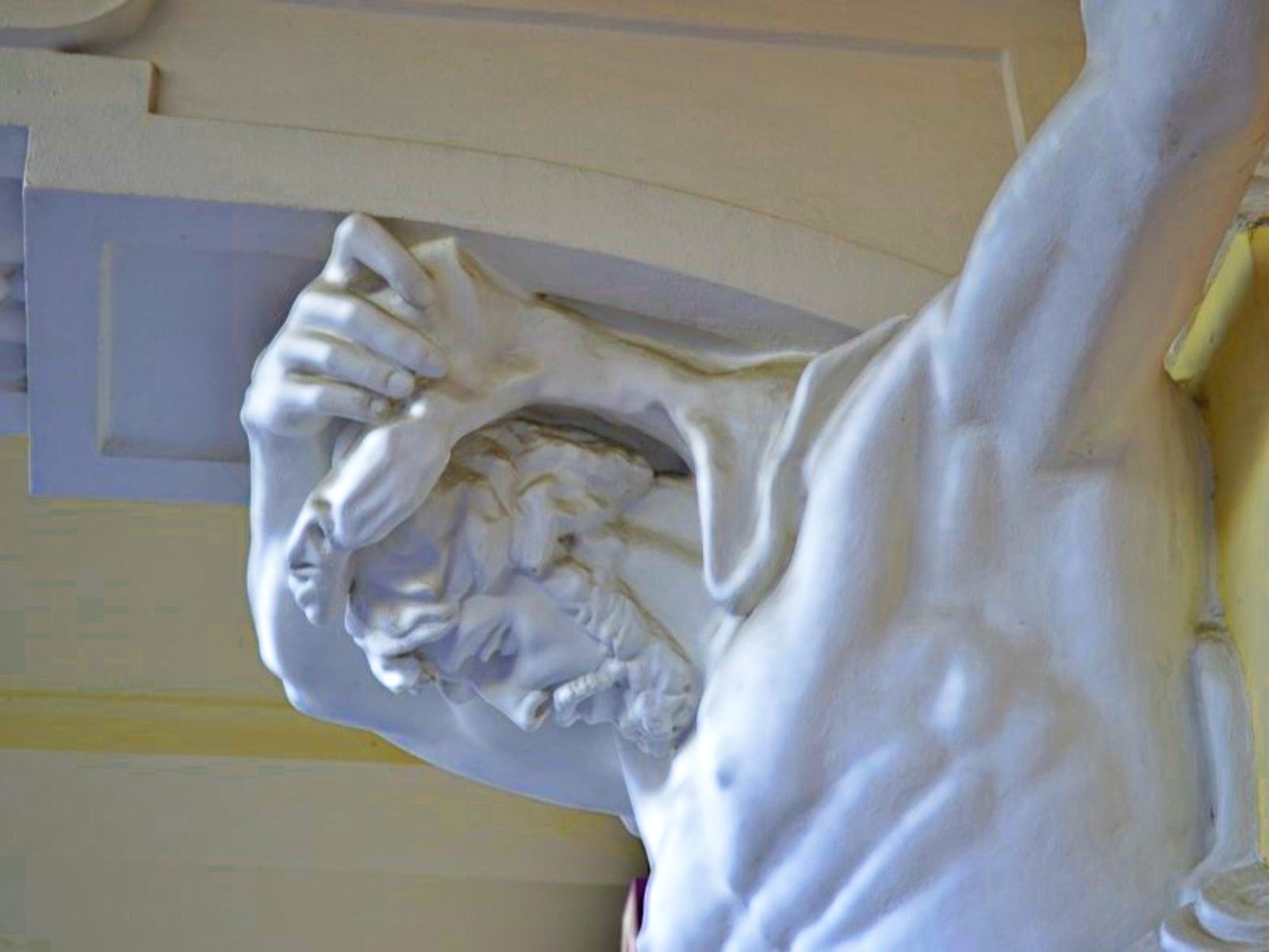 Могучий атлант на фасаде здания