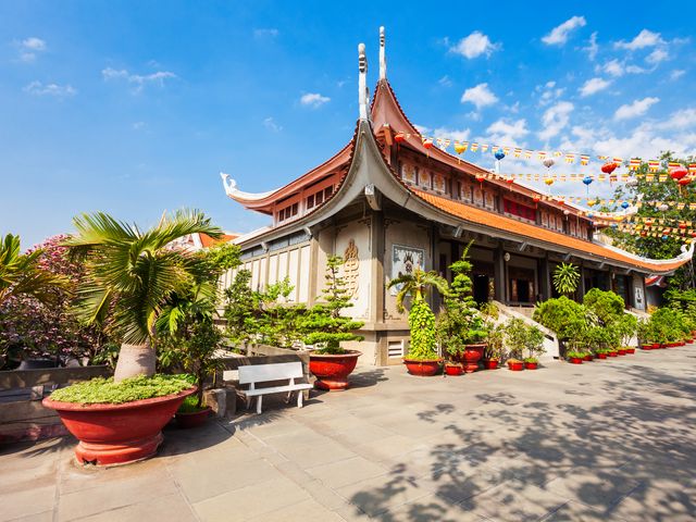 Экскурсия в духовном Сайгоне: тайны храмов и верований Хошимина