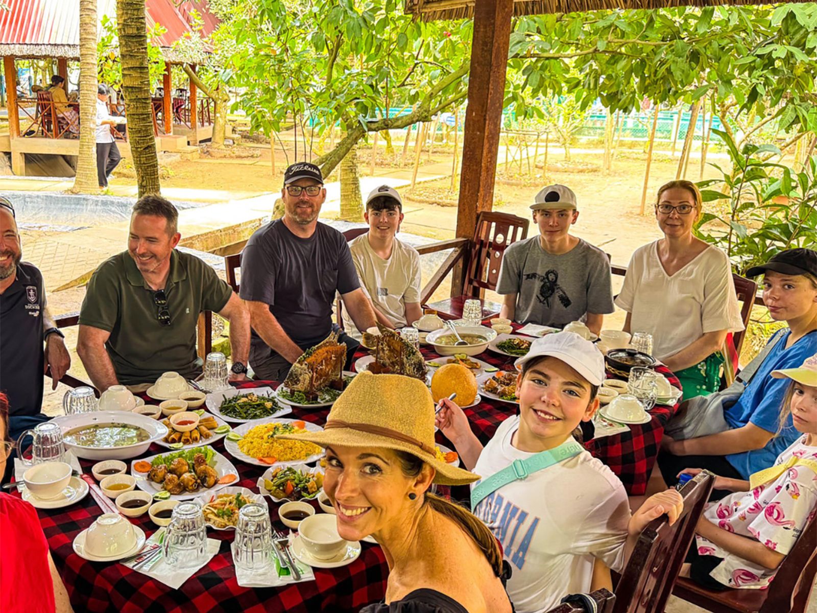 Остановимся на вкусный обед с блюдами, типичными для кухни дельты Меконга 