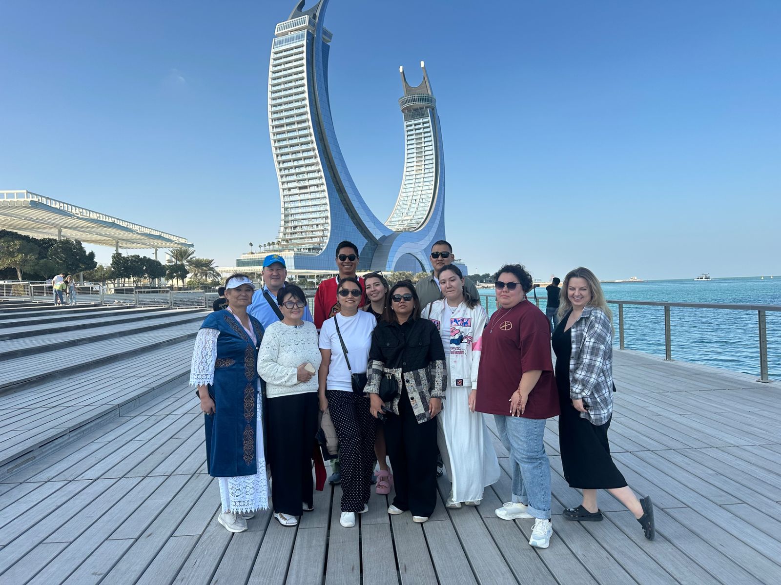 Туристы на фоне Katara Towers