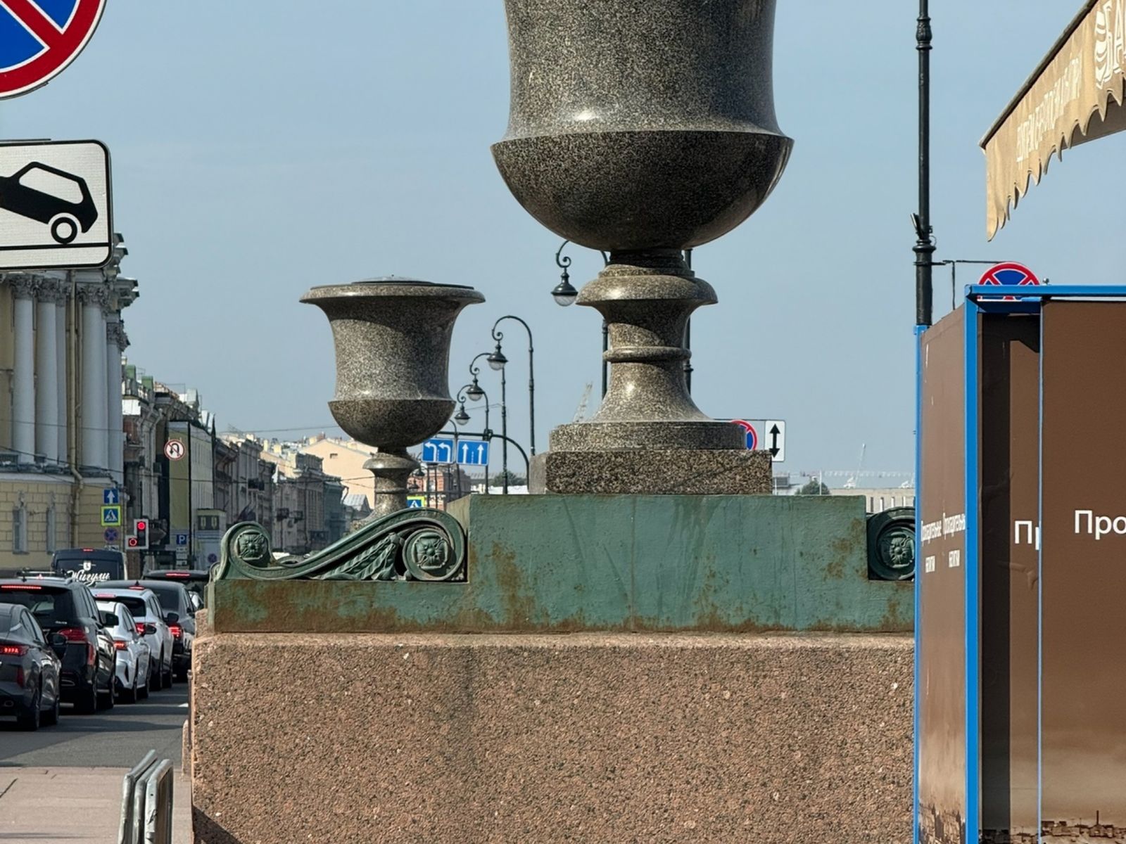 Вазоны на набережной Невы