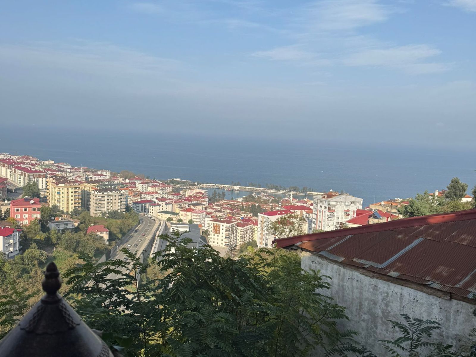 Панорамный вид на город и море