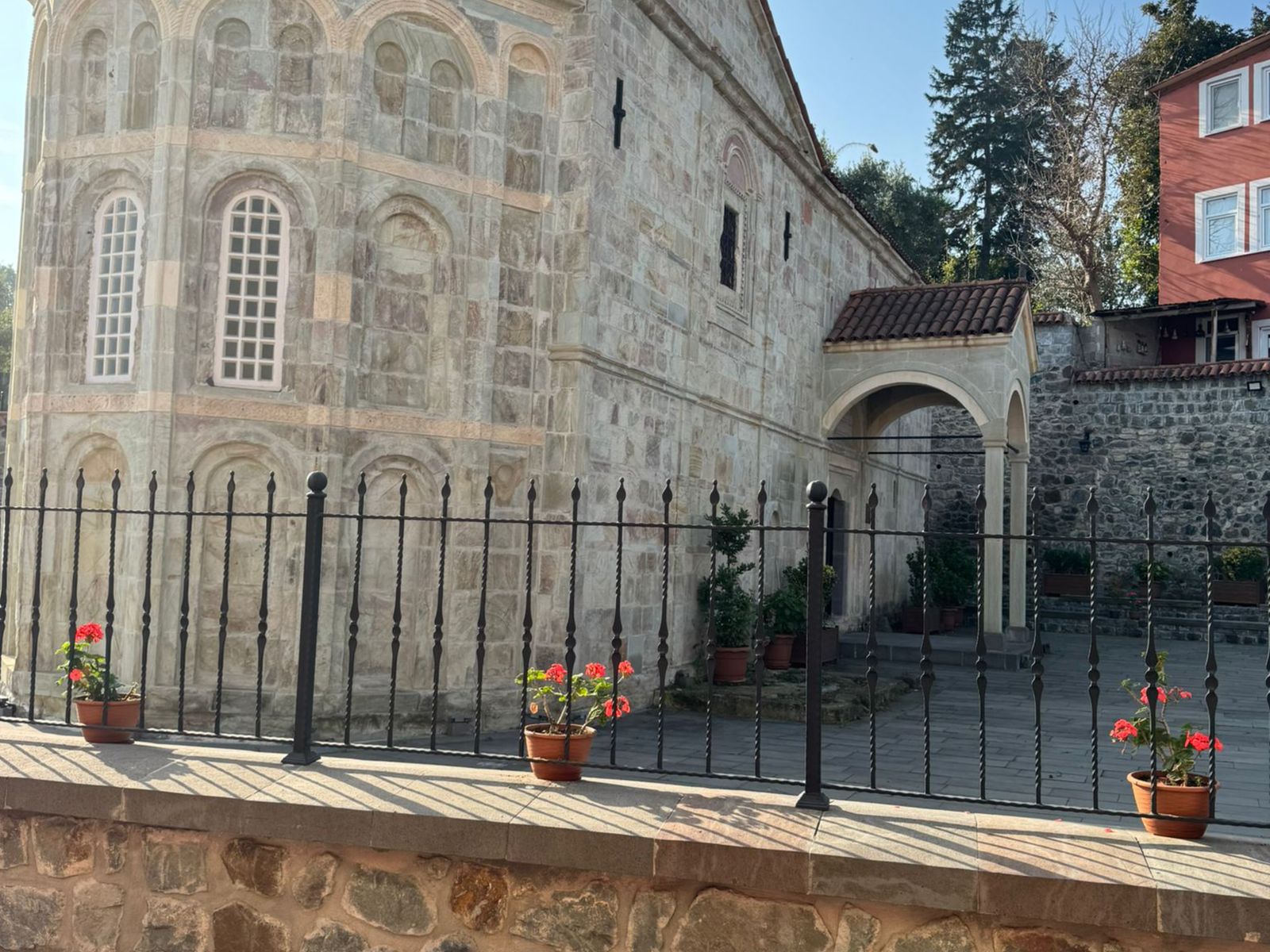 Главный вход в храм