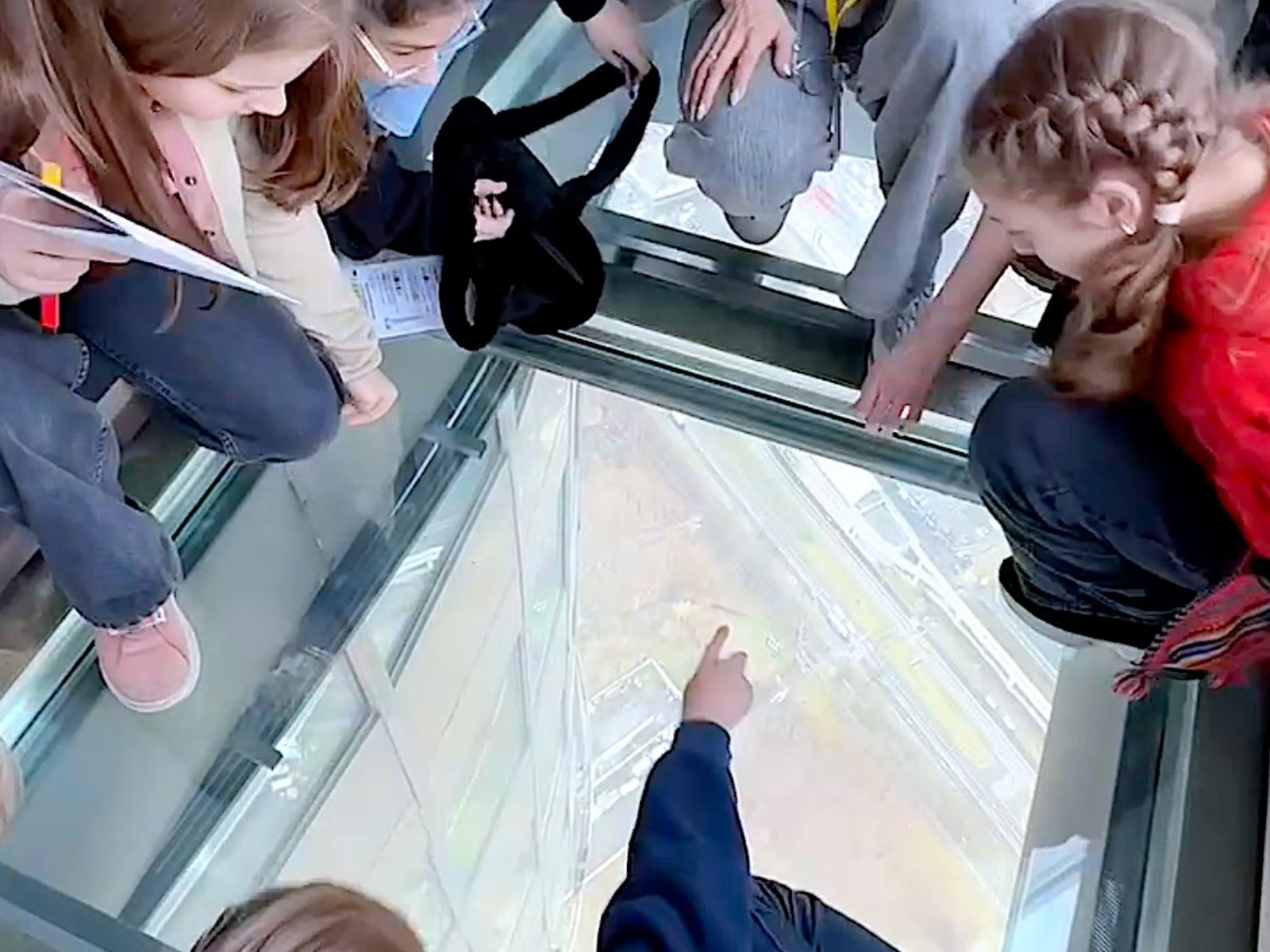 Стеклянный пол