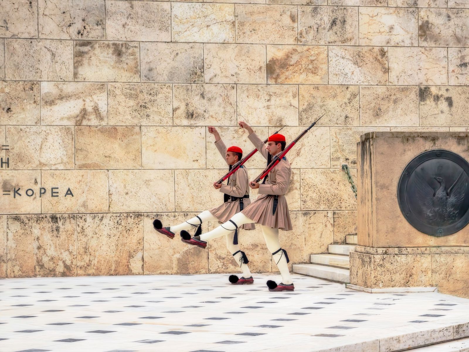 Смена караула у здания Парламента