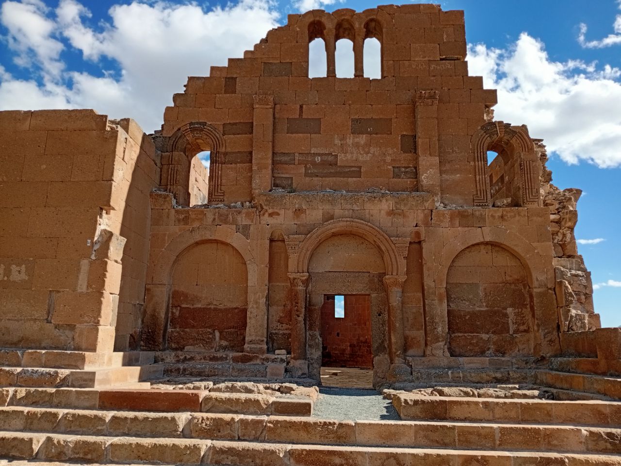 Авторская экскурсия из Еревана по загадочному наследию Античности - индивидуальная экскурсия в Ереване на машине гида длительностью 9 часов с количеством участников до 6 человек со скидкой 25% еще 2 дня цена экскурсии 240€