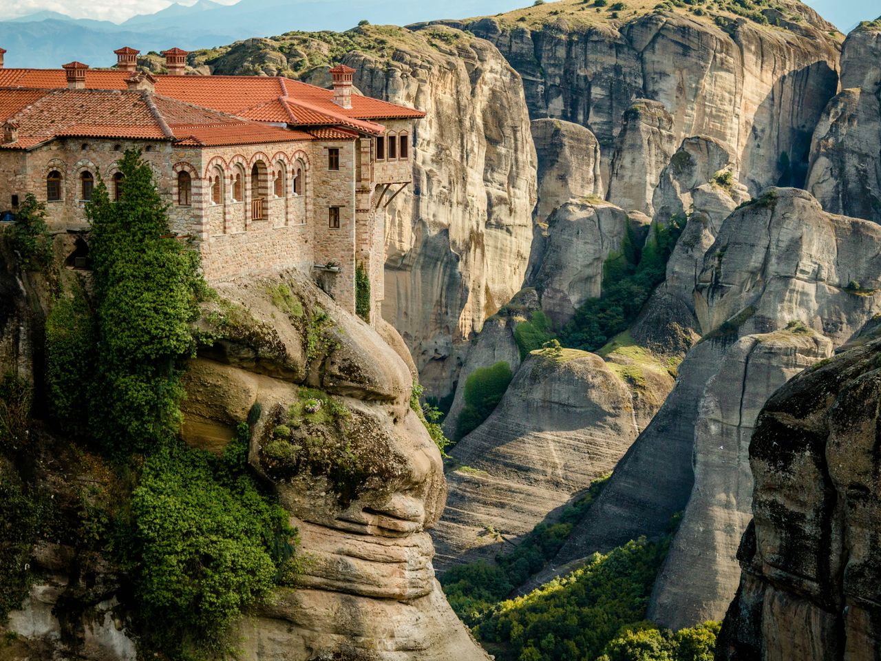 Экскурсия из Волоса в Метеоры для пассажиров Astoria Grande - групповая экскурсия в Волосе на автобусе длительностью 8 часов с количеством участников более 20 человек цена экскурсии 70€
