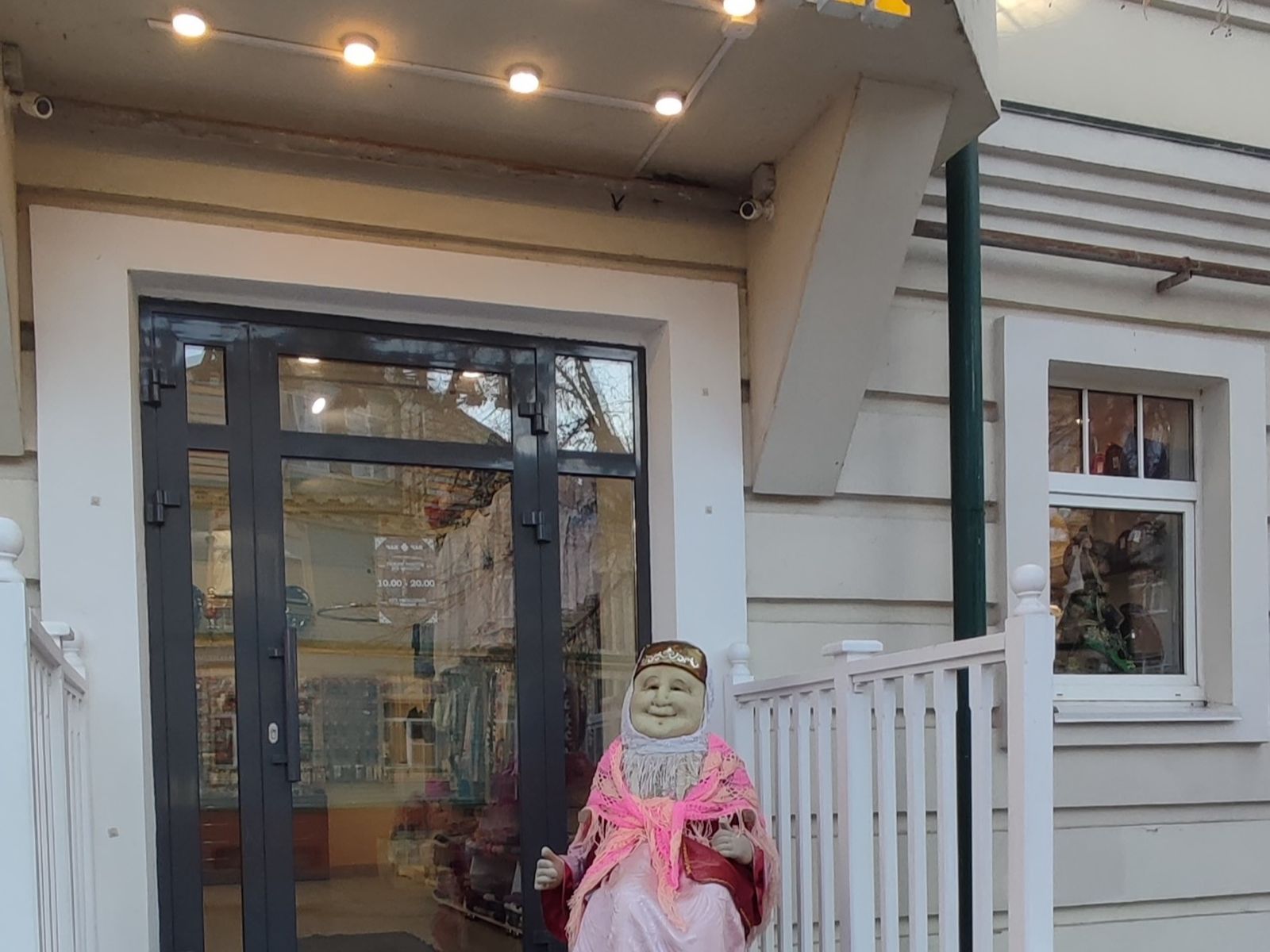 Татарская бабушка предлагает гостям сладкое национальное лакомство - чак-чак