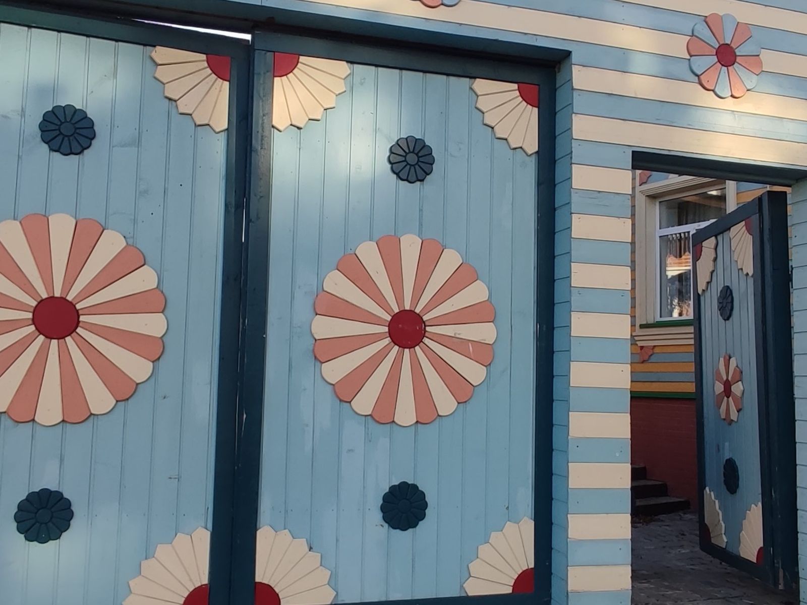 Свои дома и особенно ворота татары украшали деревянной резьбой и орнаментом