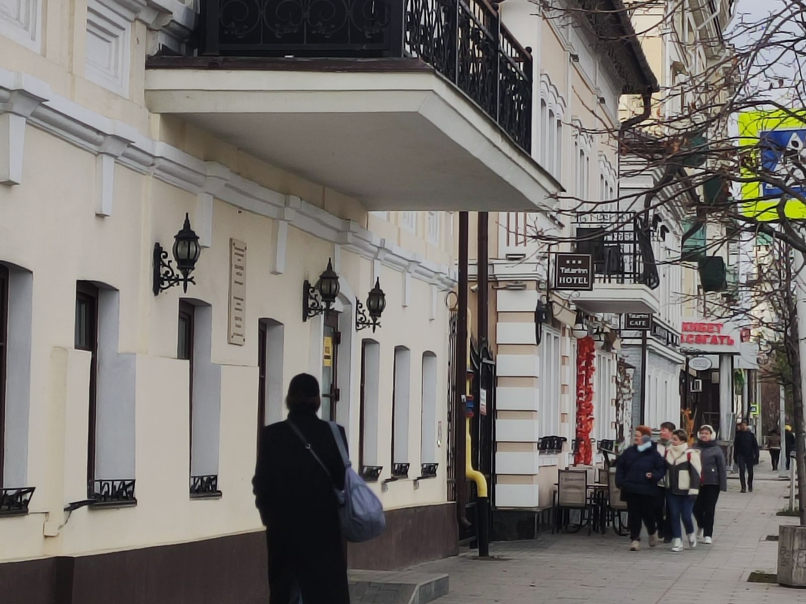 Улица Марджани привлекает туристов сувенирными лавочками и ресторанами с национальной кухней