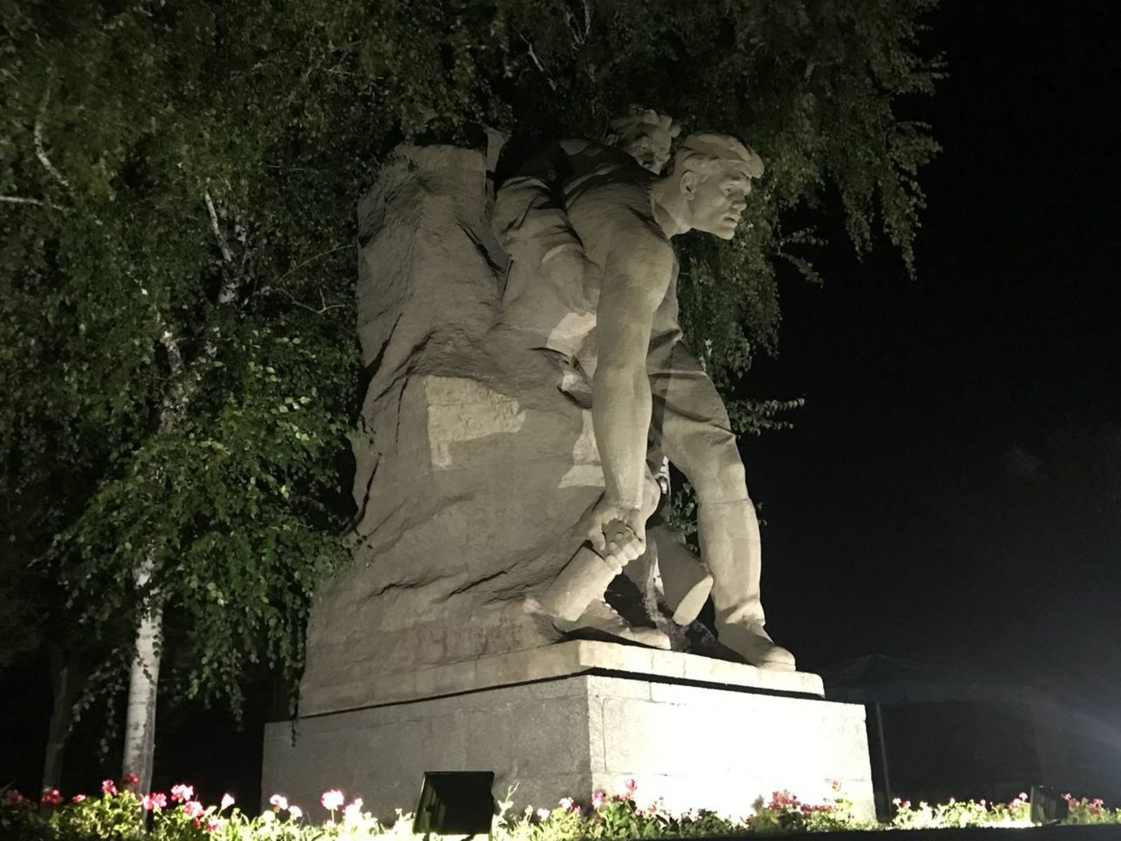 У памятника