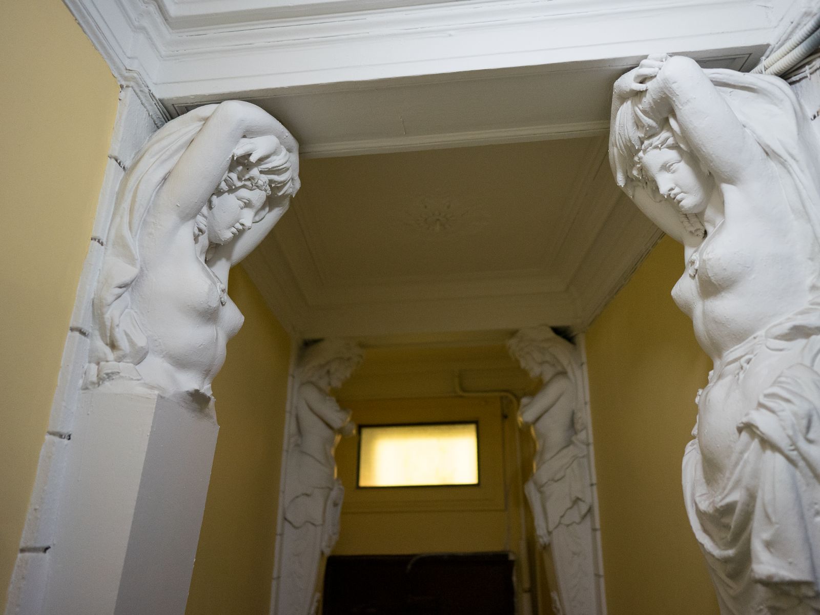 Атланты и кариатиды