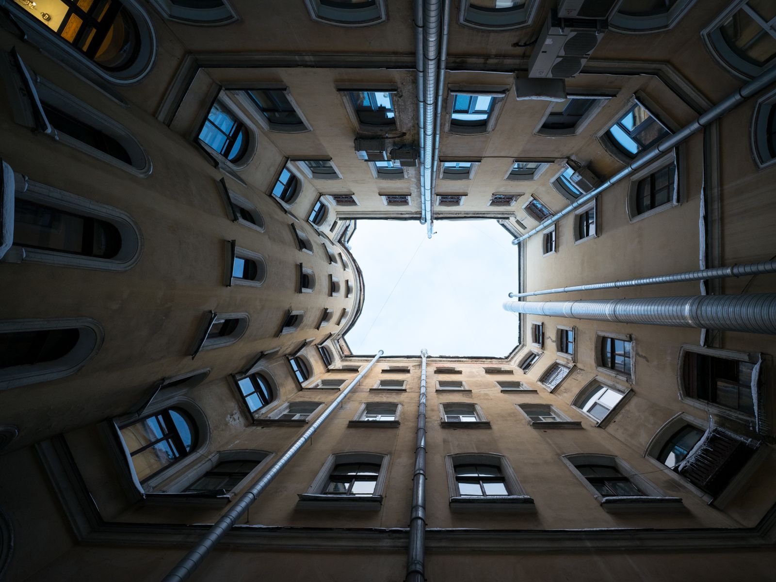 Во дворе-колодце