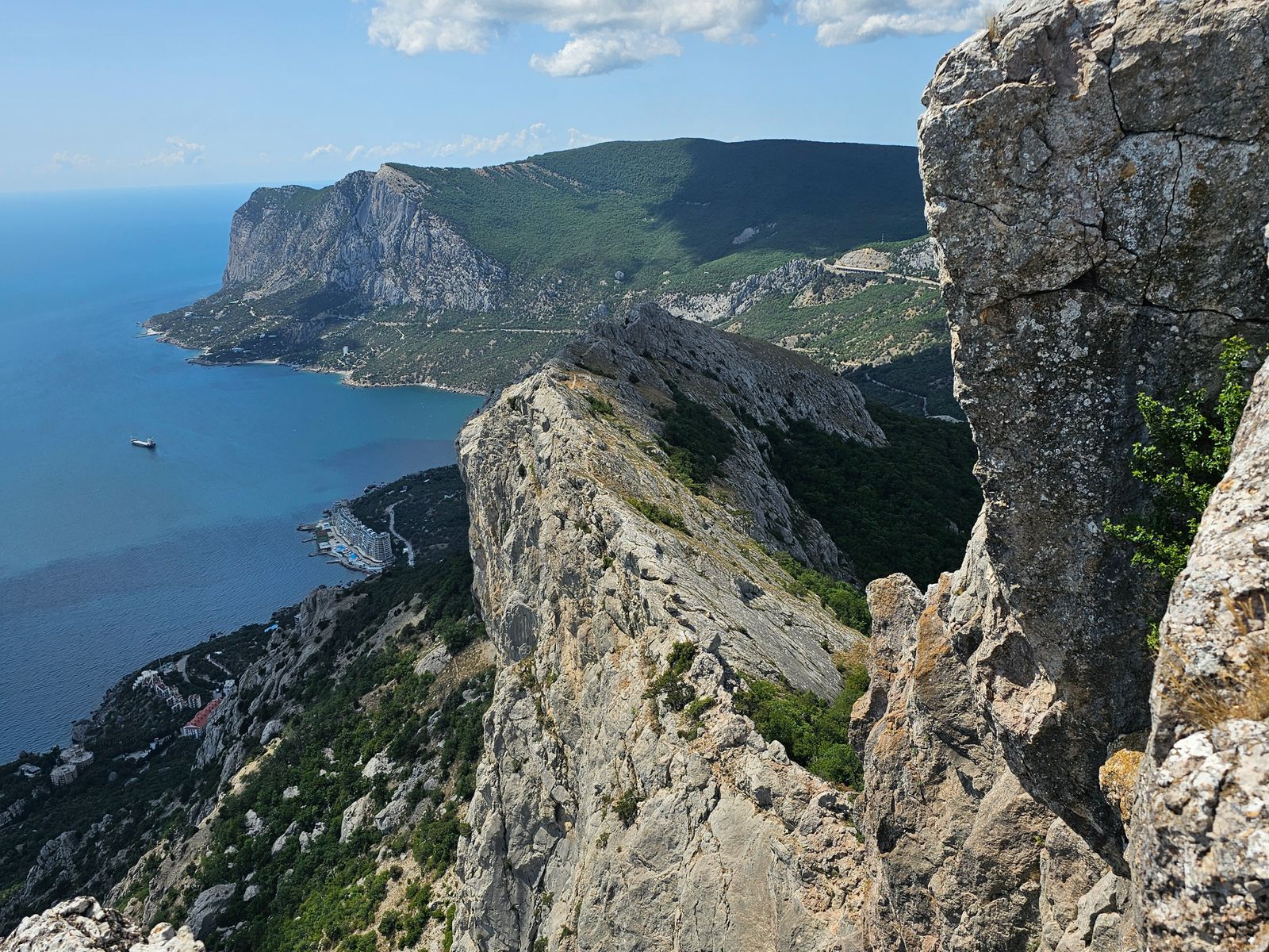 Вид с вершины Ильяс-Кая на хребет Деликли-Бурун, бухту Ласпи и морские просторы