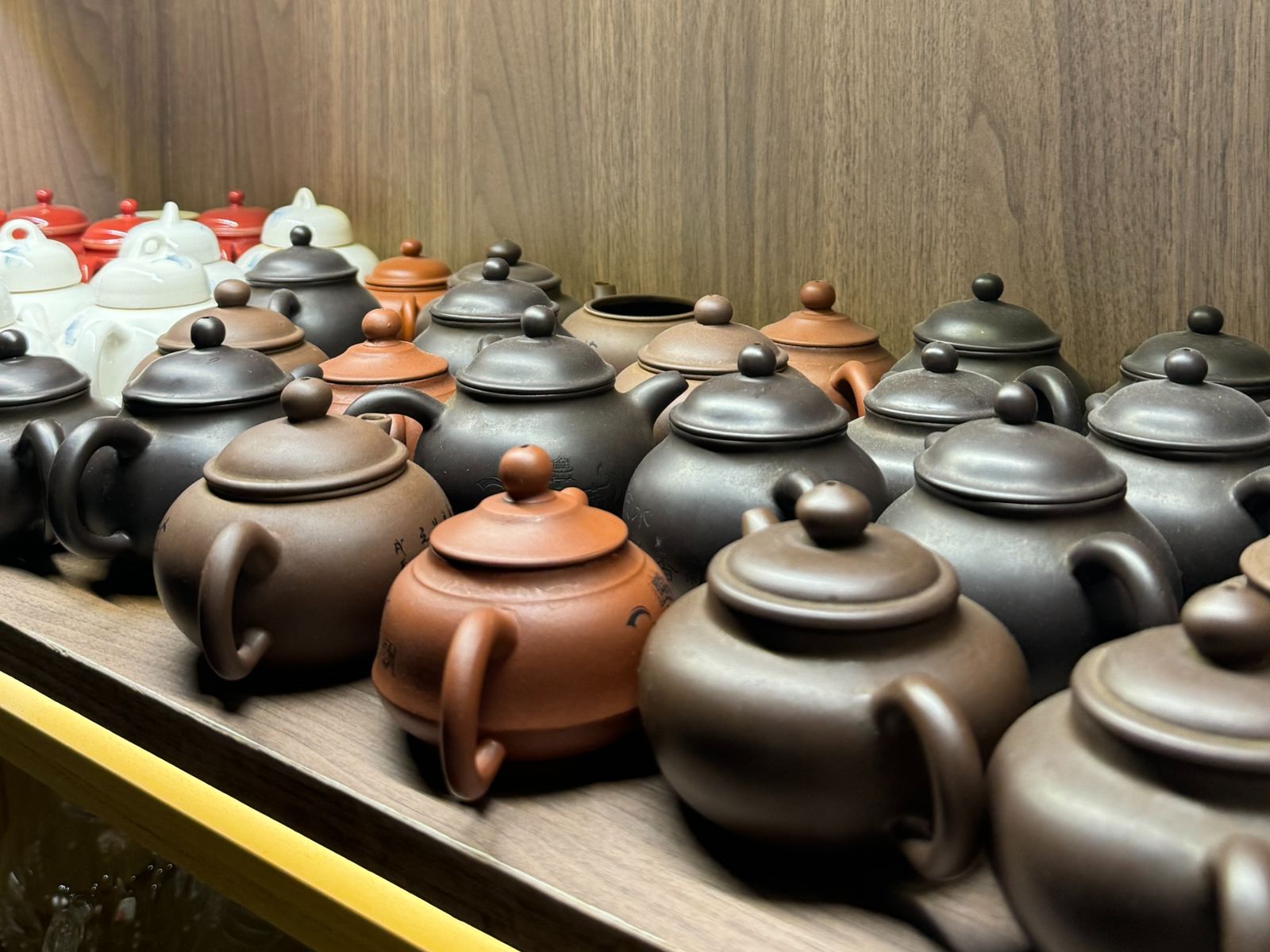 С собой можно прихватить парочку сувениров, например - чайник