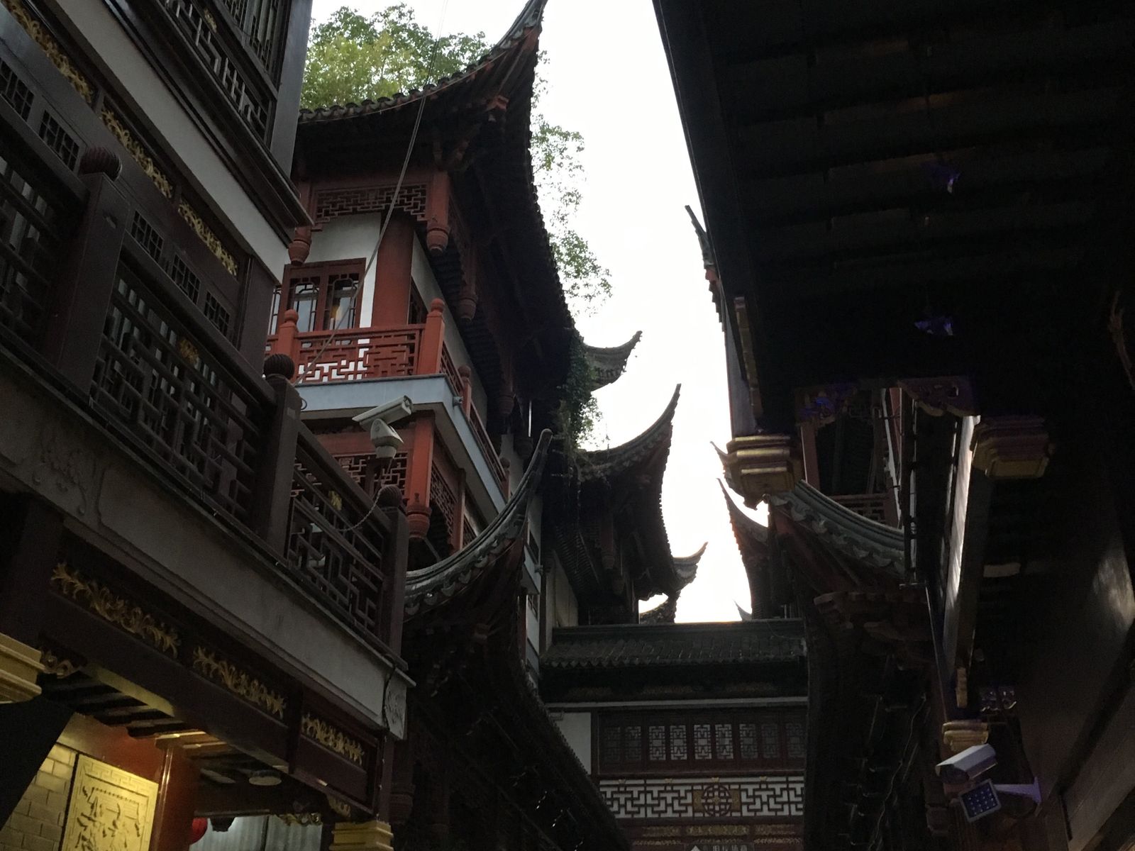 Узкие улочки старого района
