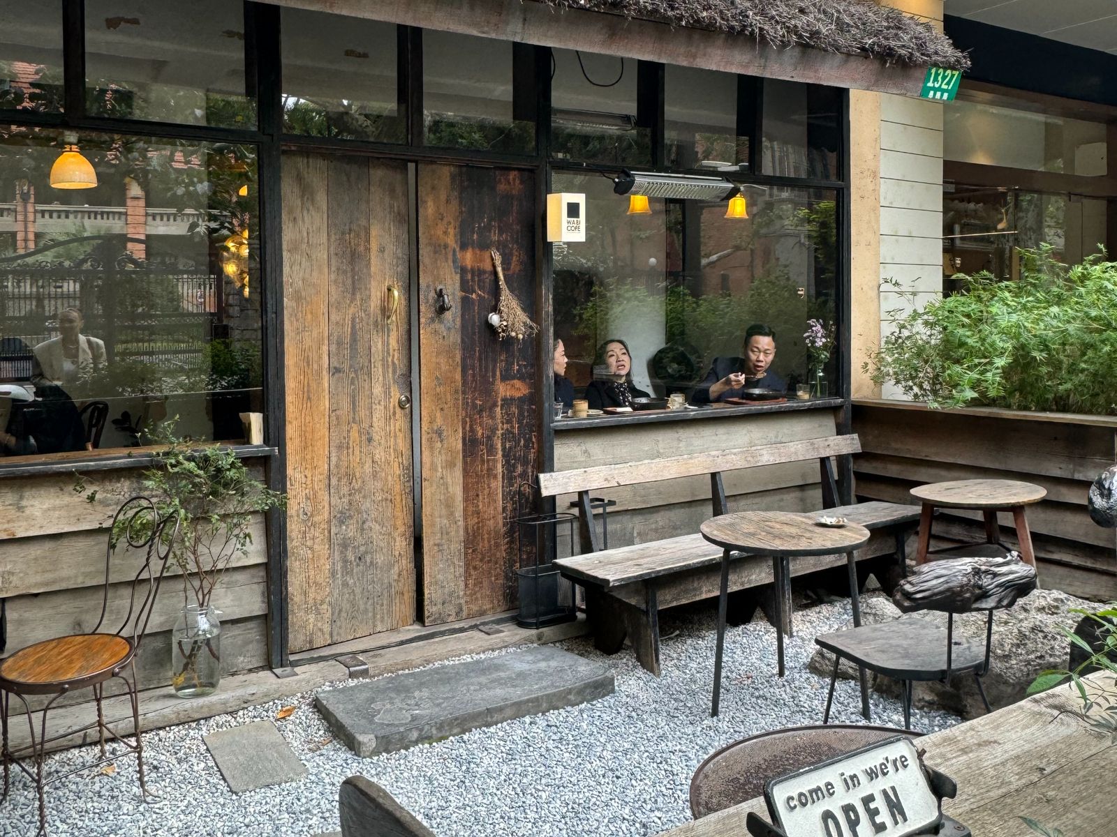 Уютная кофейня в центре в японском стиле
