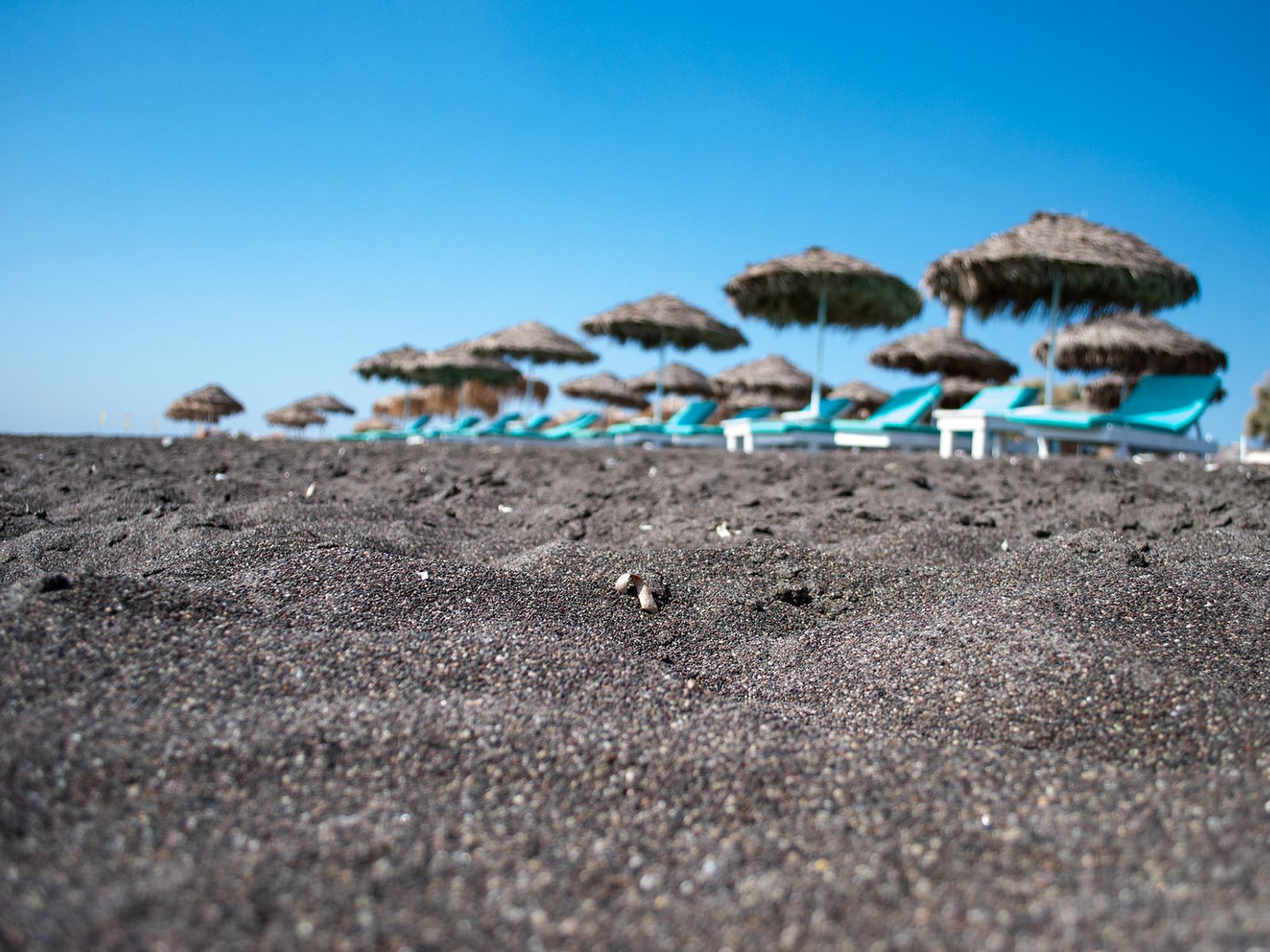 Черный пляж