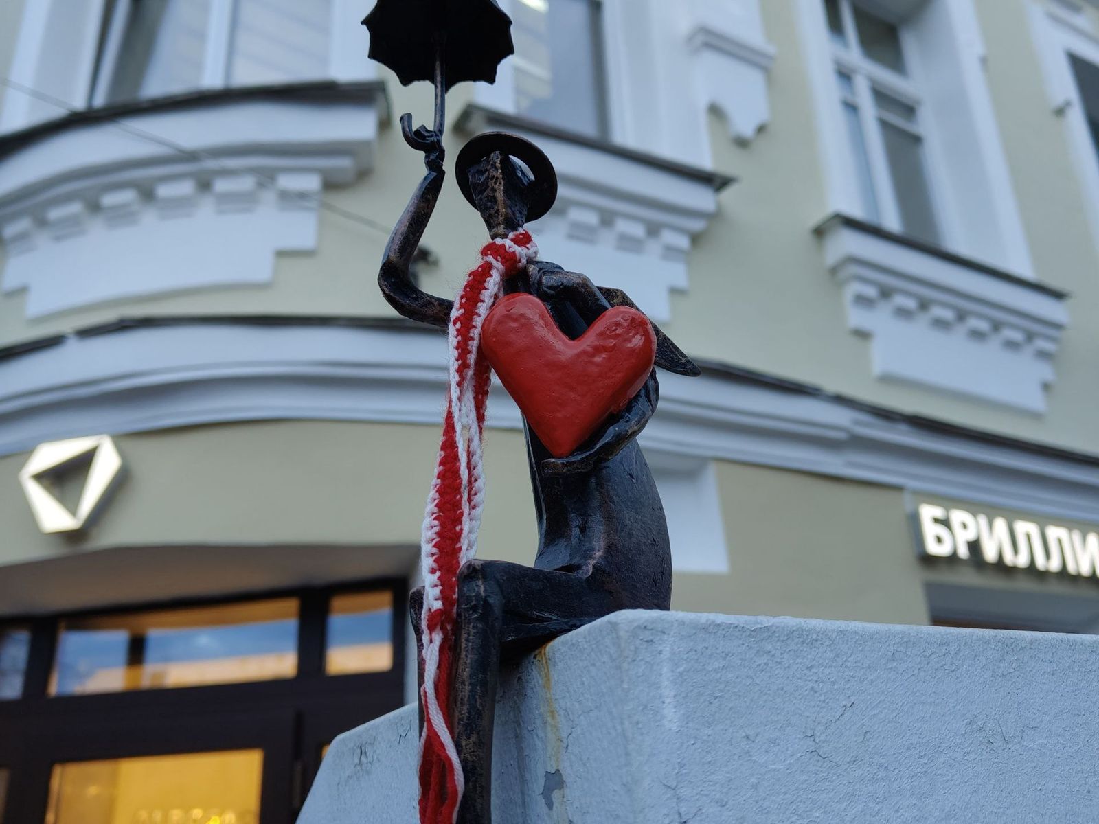 Ангел с зонтом и сердцем