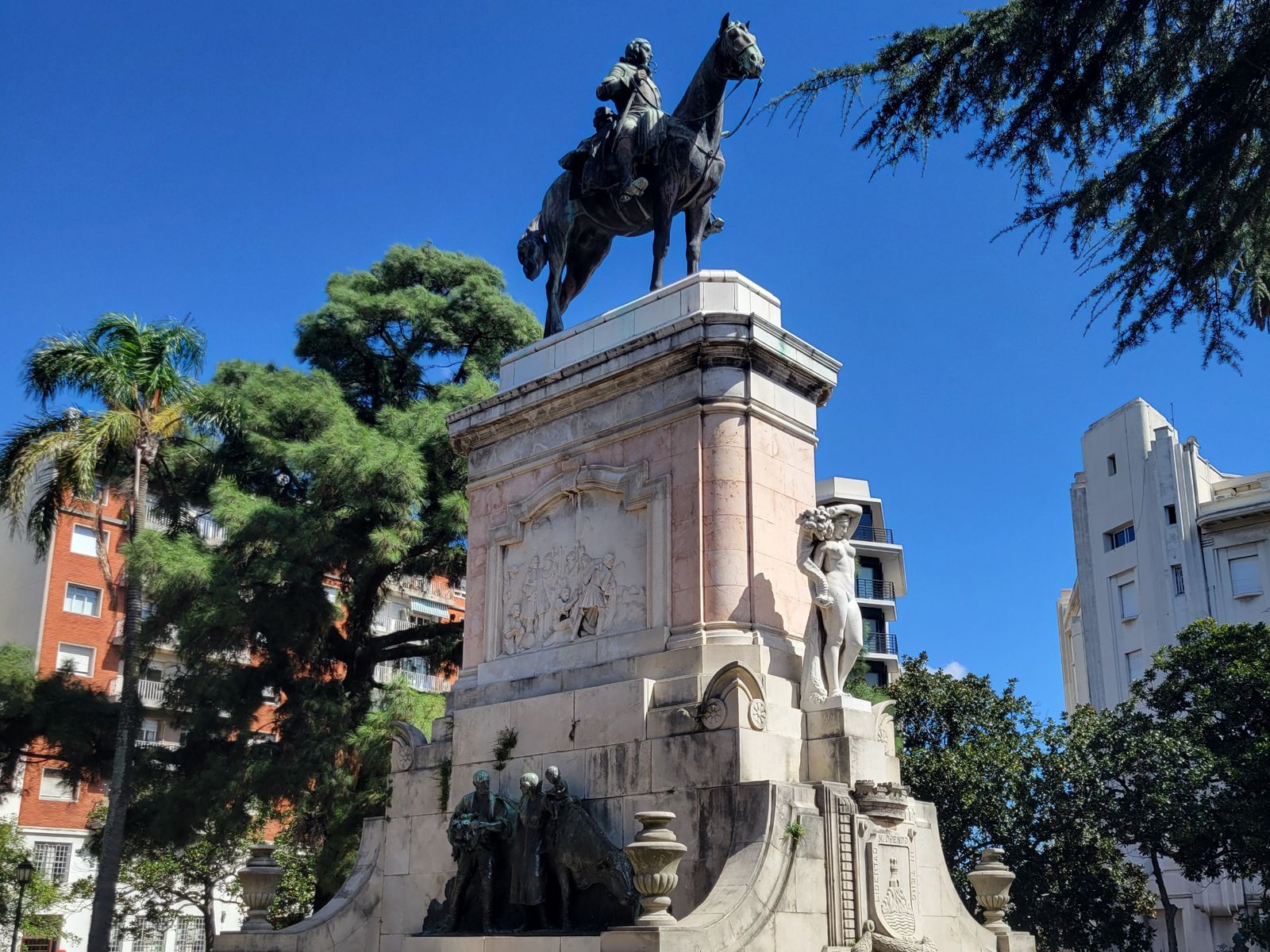 Старый город, колониальная цитадель в окружении старинных и значимых памятников 