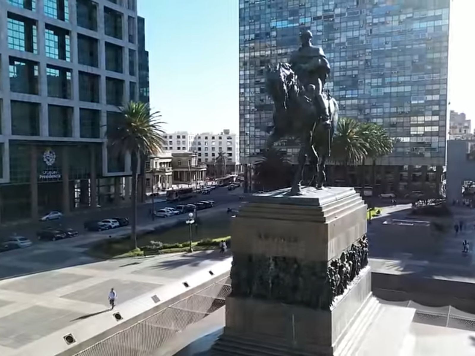 Площадь Независимости, где возвышается национальный герой-освободитель 