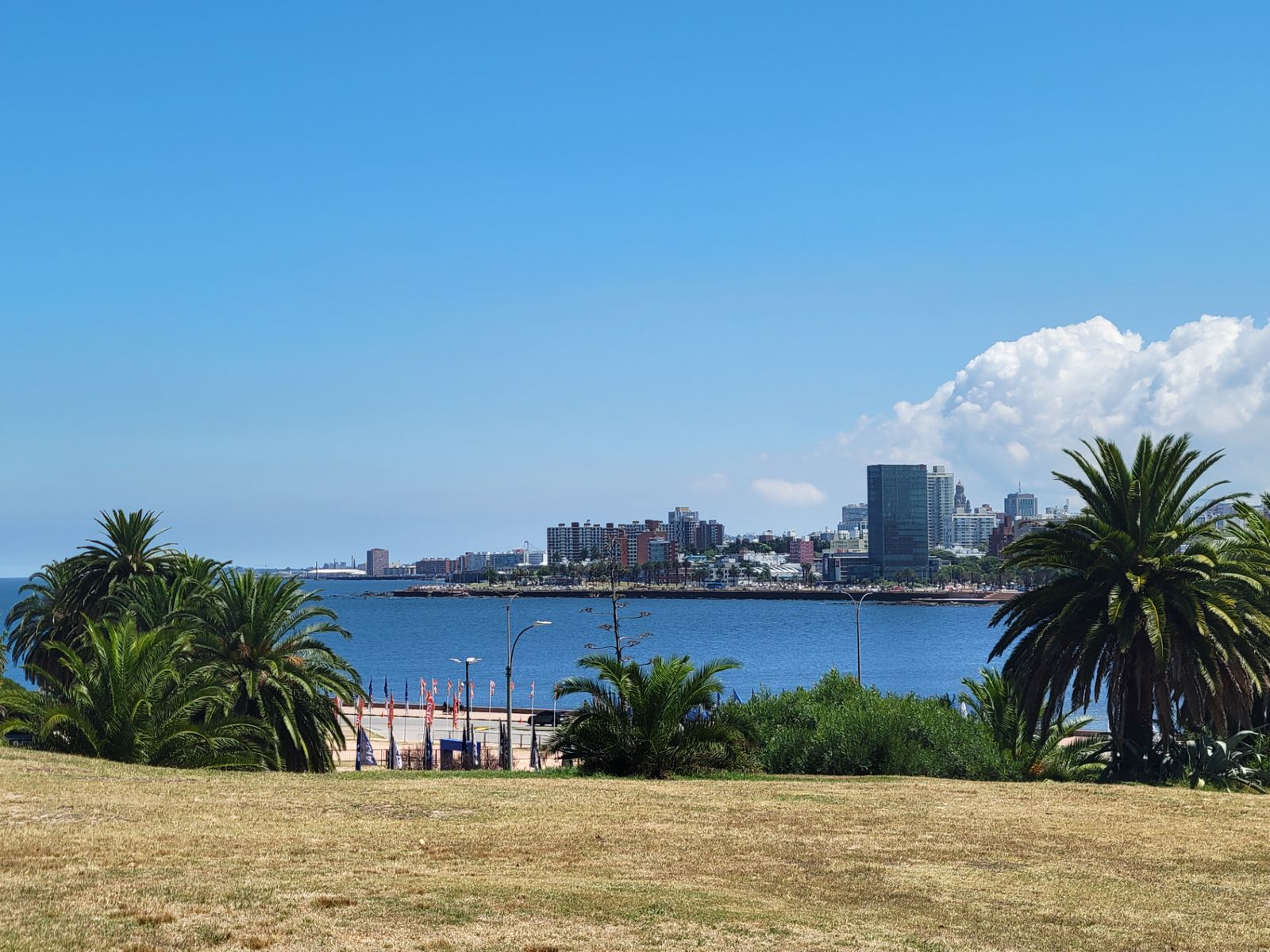 Самая протяженная набережная Рамбла, её яркие пляжи 