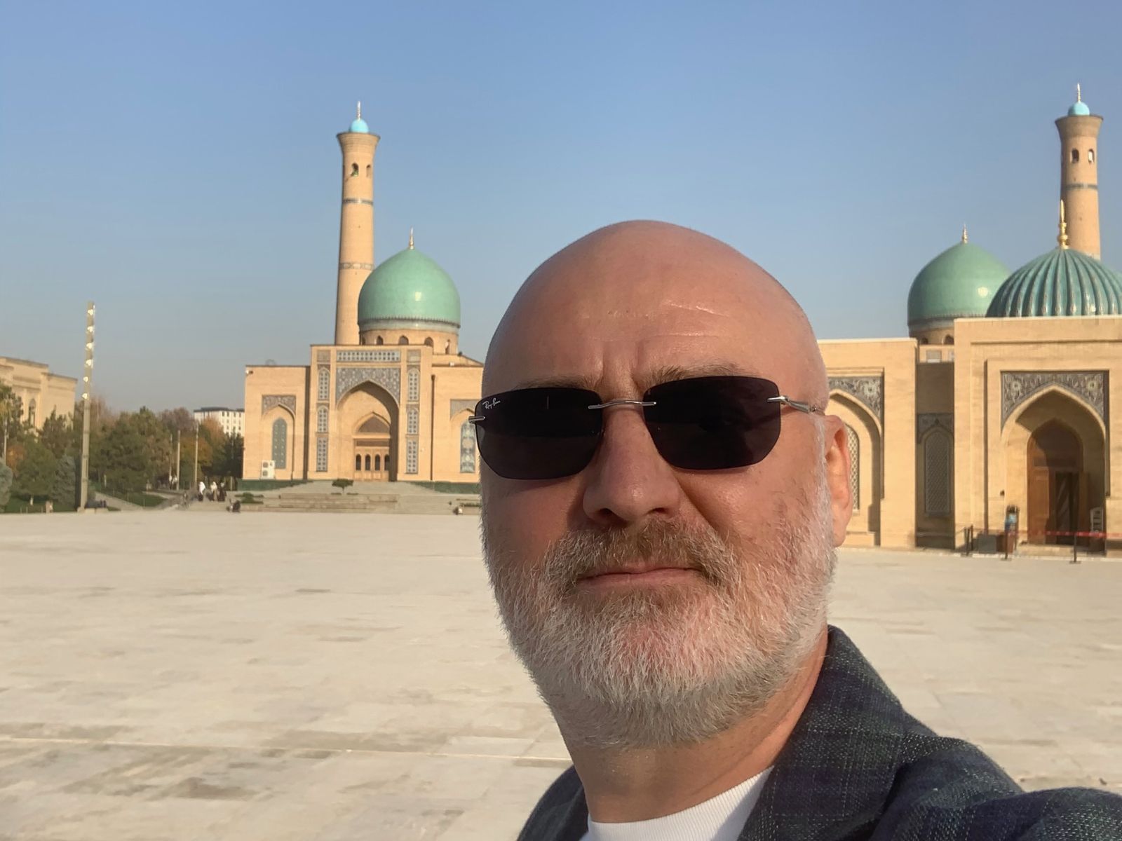 Гид на фоне мечети Хазрати Имам