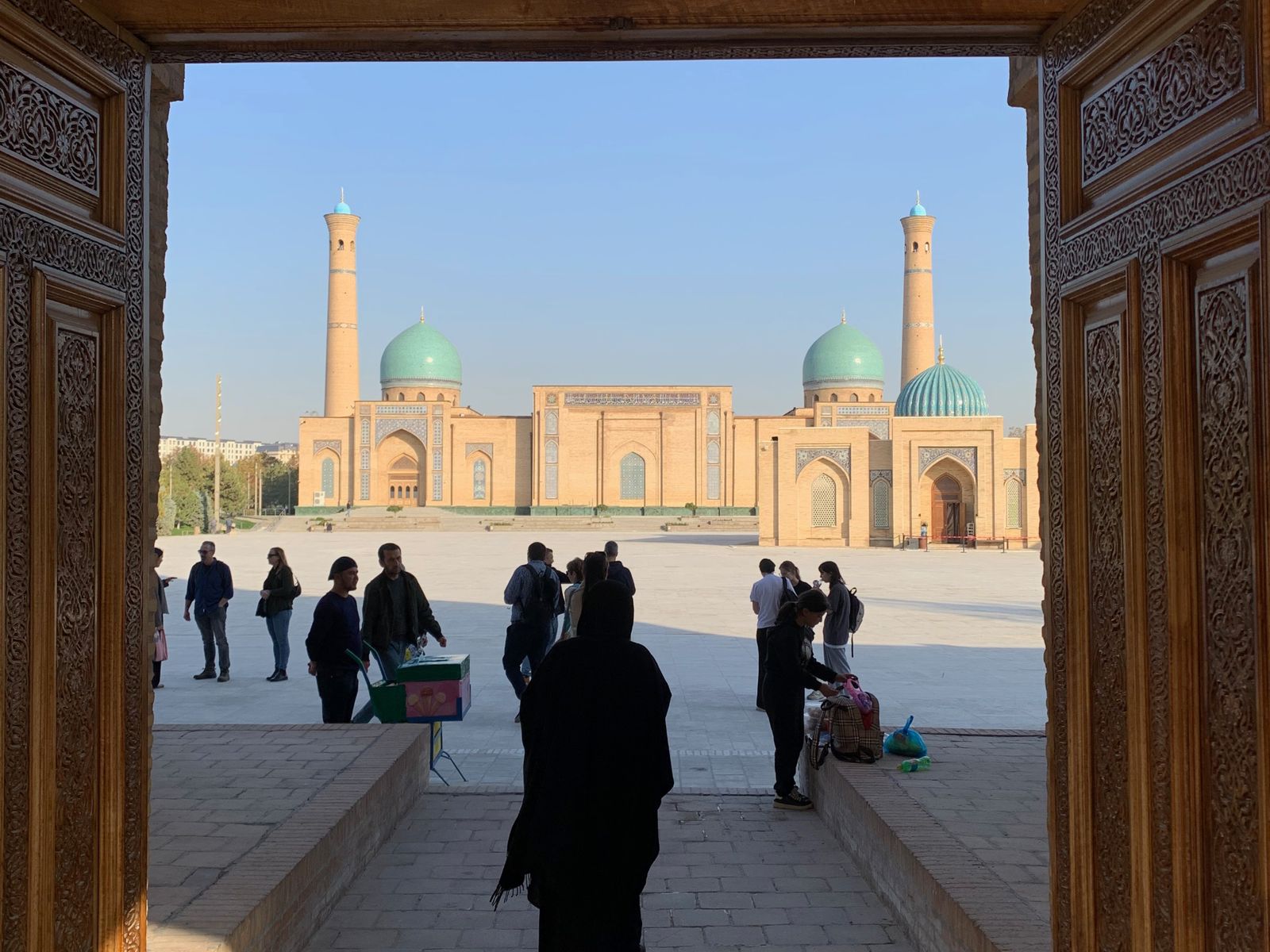 Вид из медресе Барак Хан на площадь и мечеть Хазрати Имам