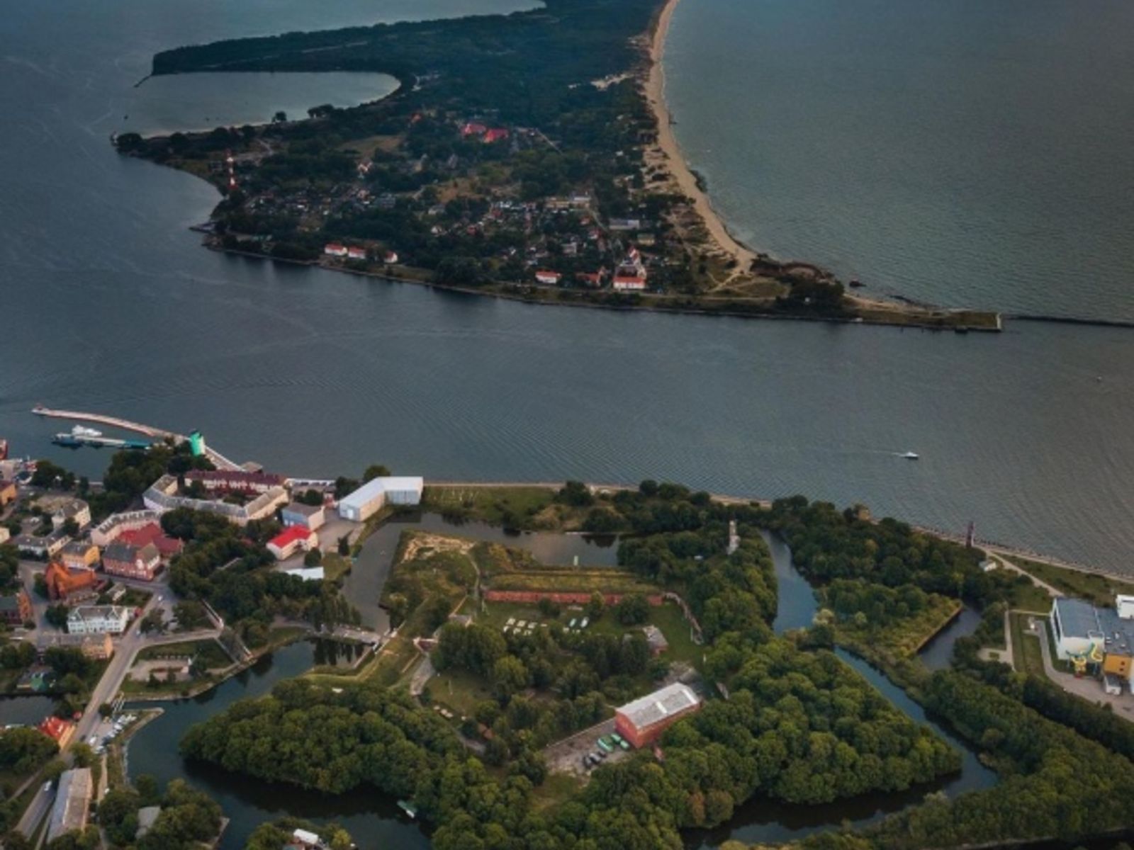 Вид сверху Балтийск и Балтийская (Вислинская) коса 