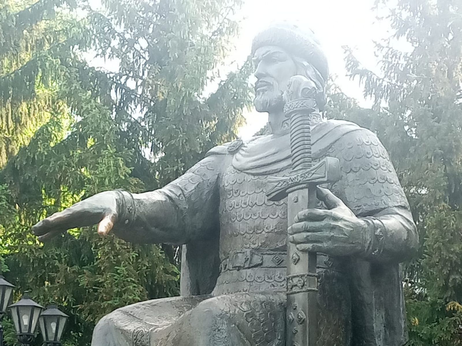 Памятник Юрию Долгорукому в Костроме, открыт 29 августа 2003 года в день празднования Фёдоровской иконы Божией Матери