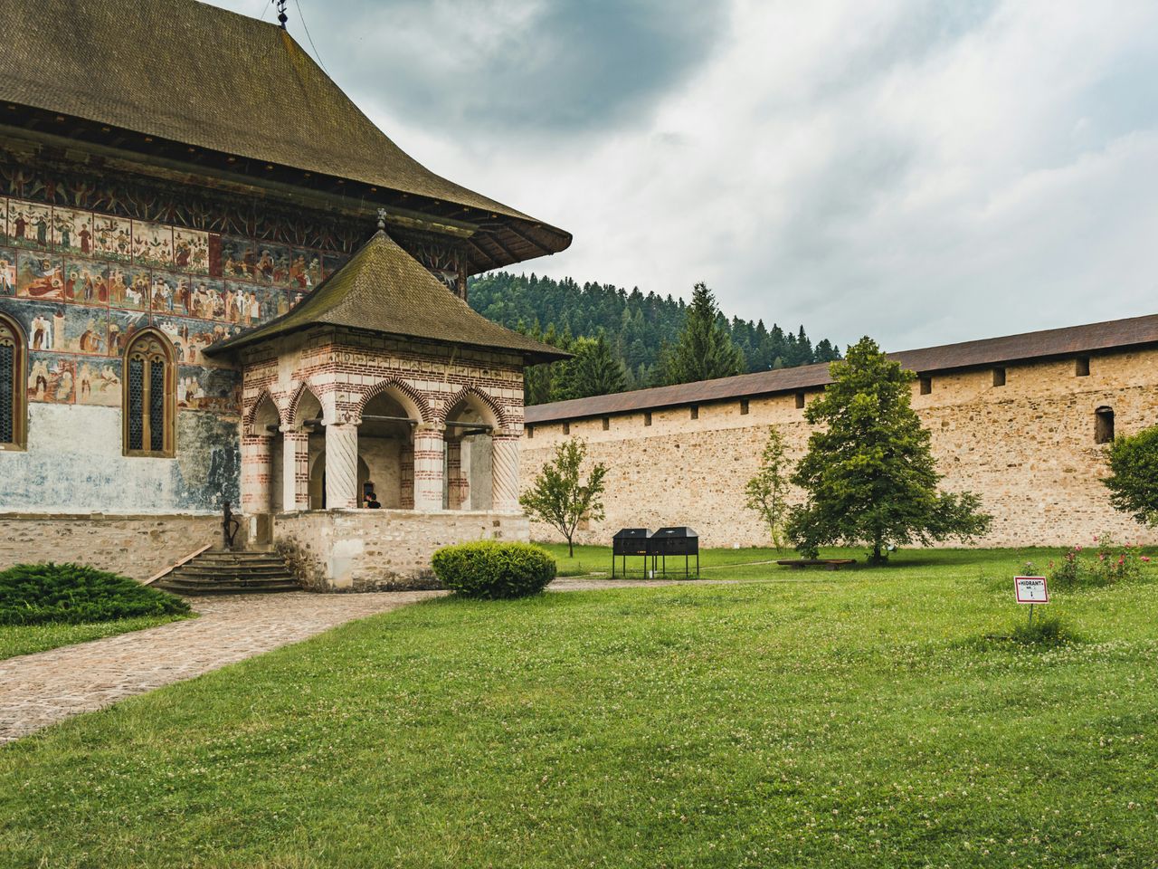 Тематическая экскурсия из Сучавы в Буковинские монастыри - индивидуальная экскурсия в Сучаве на машине гостей длительностью 7 часов с количеством участников до 6 человек цена экскурсии 400€