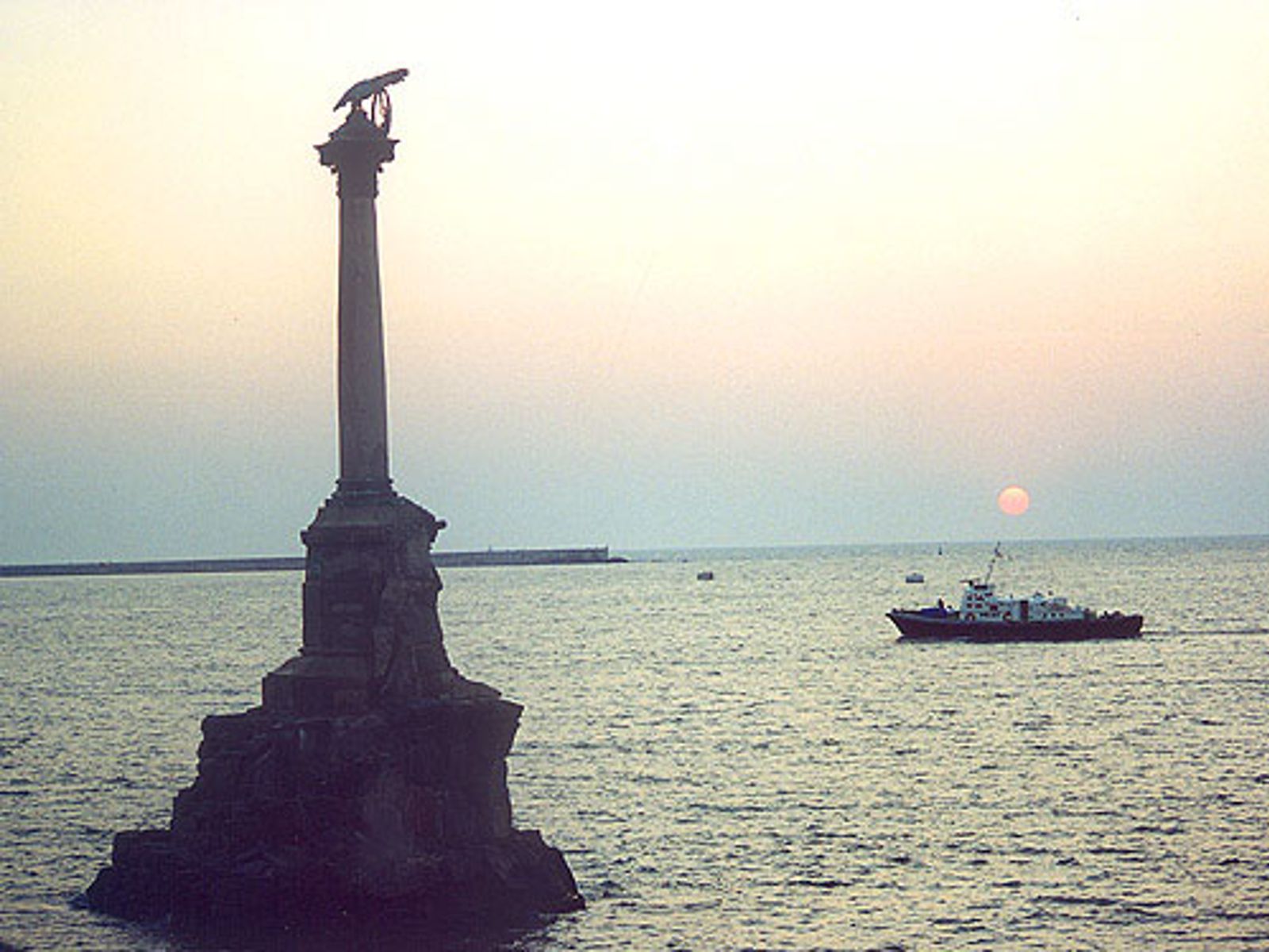 Памятник затопленным кораблям