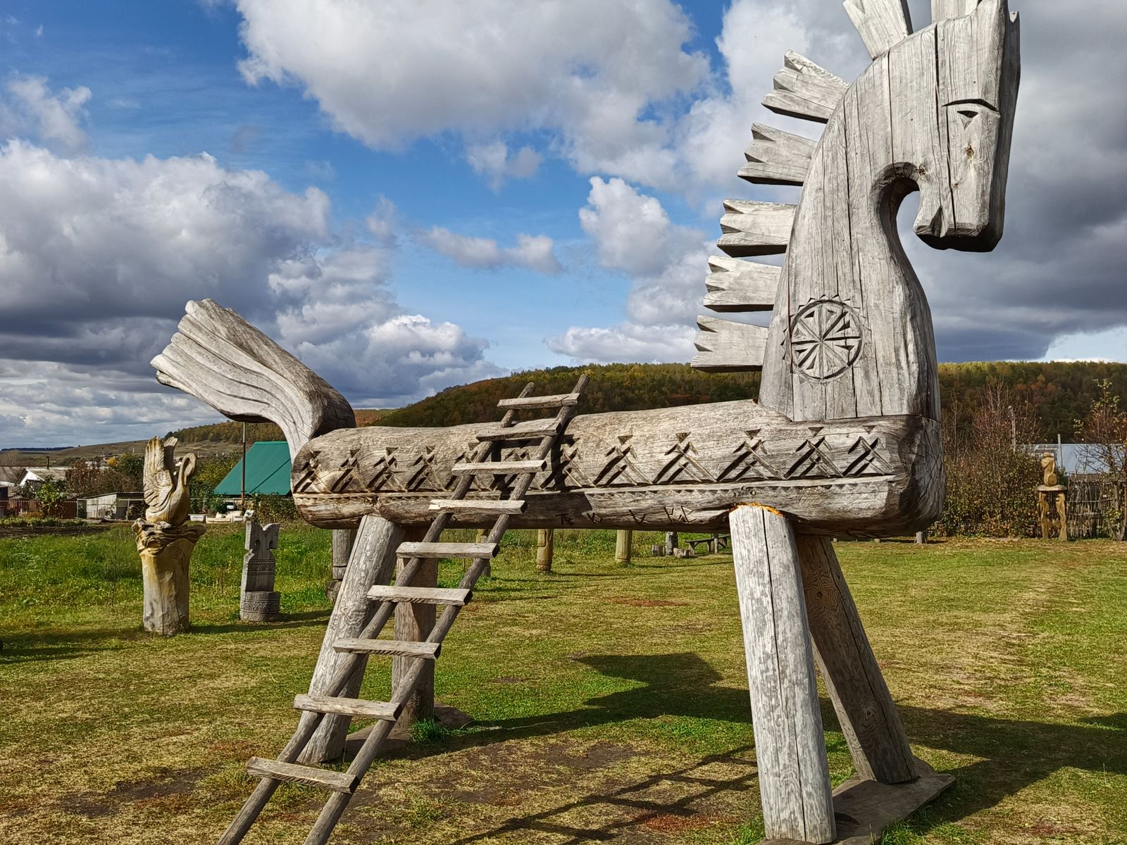 Деревянный конь в открытой экспозиции музея Этно-кудо 