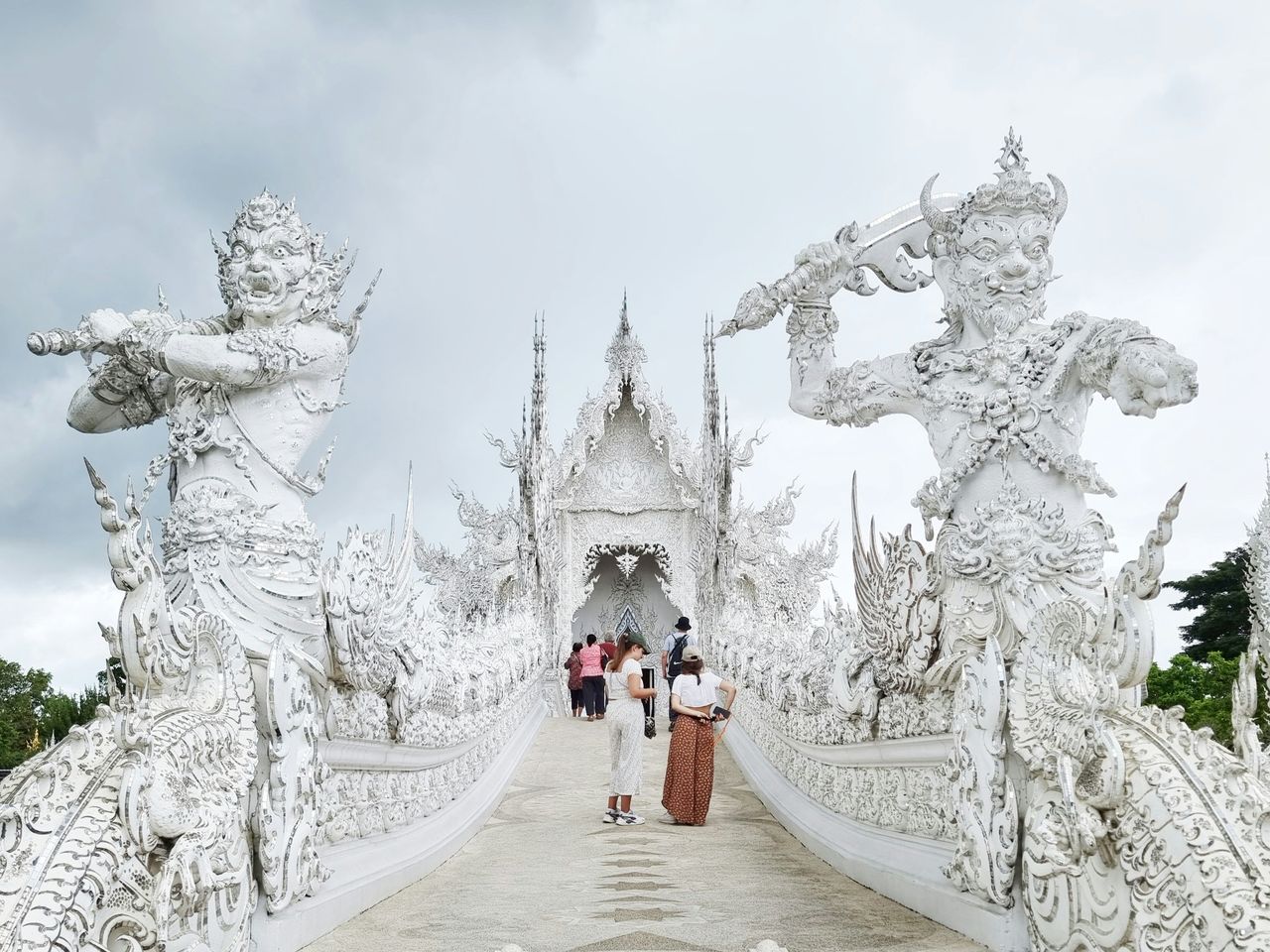 2-дневный обзорный тур из Чиангмая по окрестностям и в Чианграй - индивидуальная экскурсия в Чиангмае на машине гида длительностью более 12 часов с количеством участников до 4 человек цена экскурсии 475$