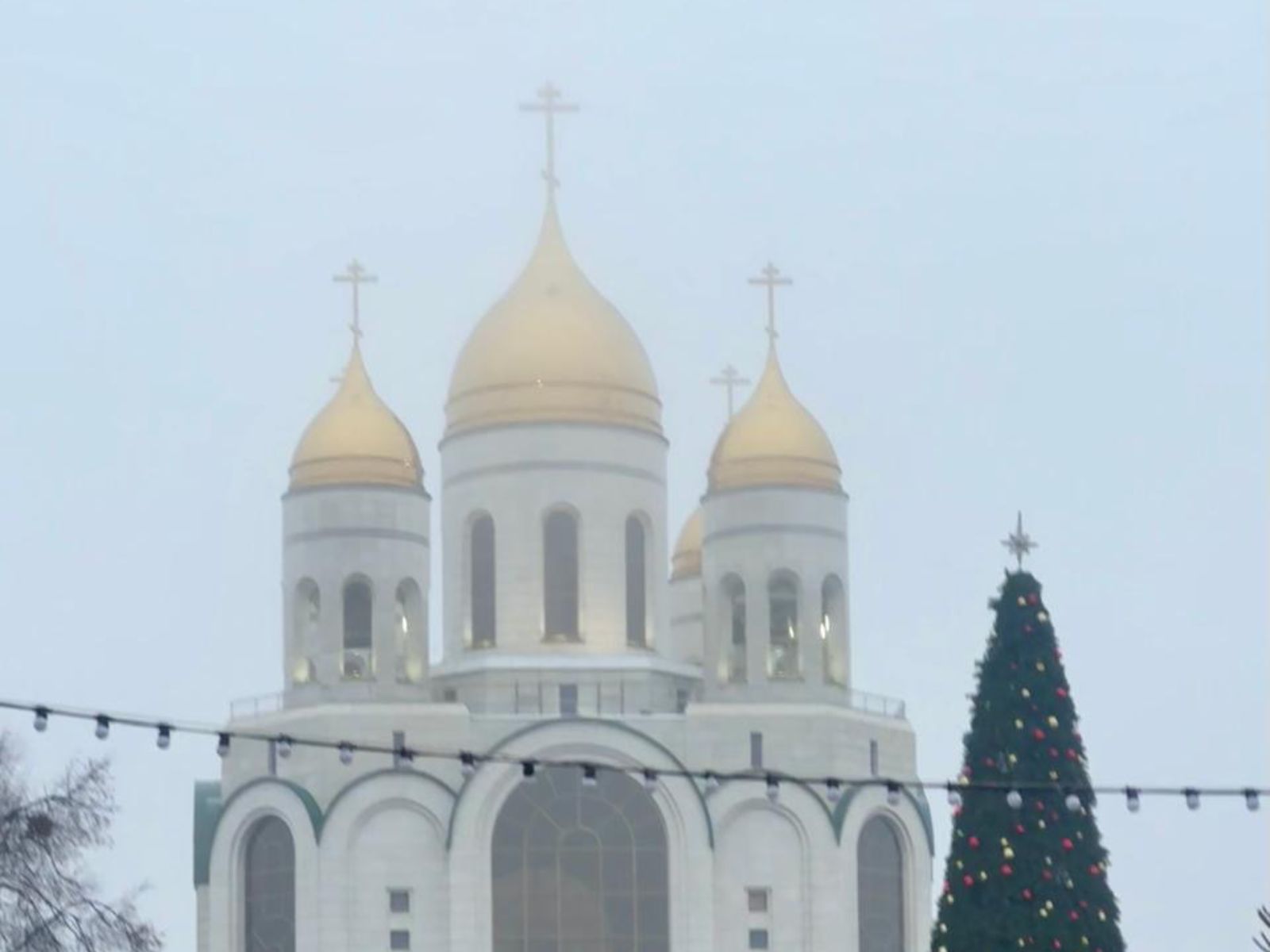 Храм и елка