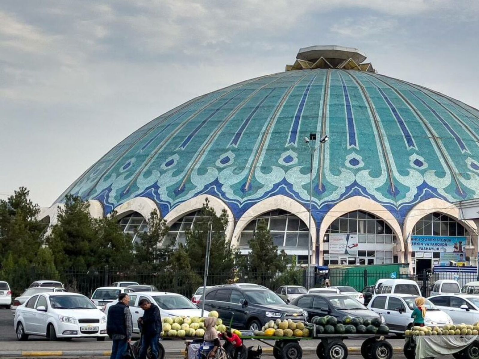 Базар Чорсу - яркое воплощение восточного изобилия, щедрости и гостеприимства