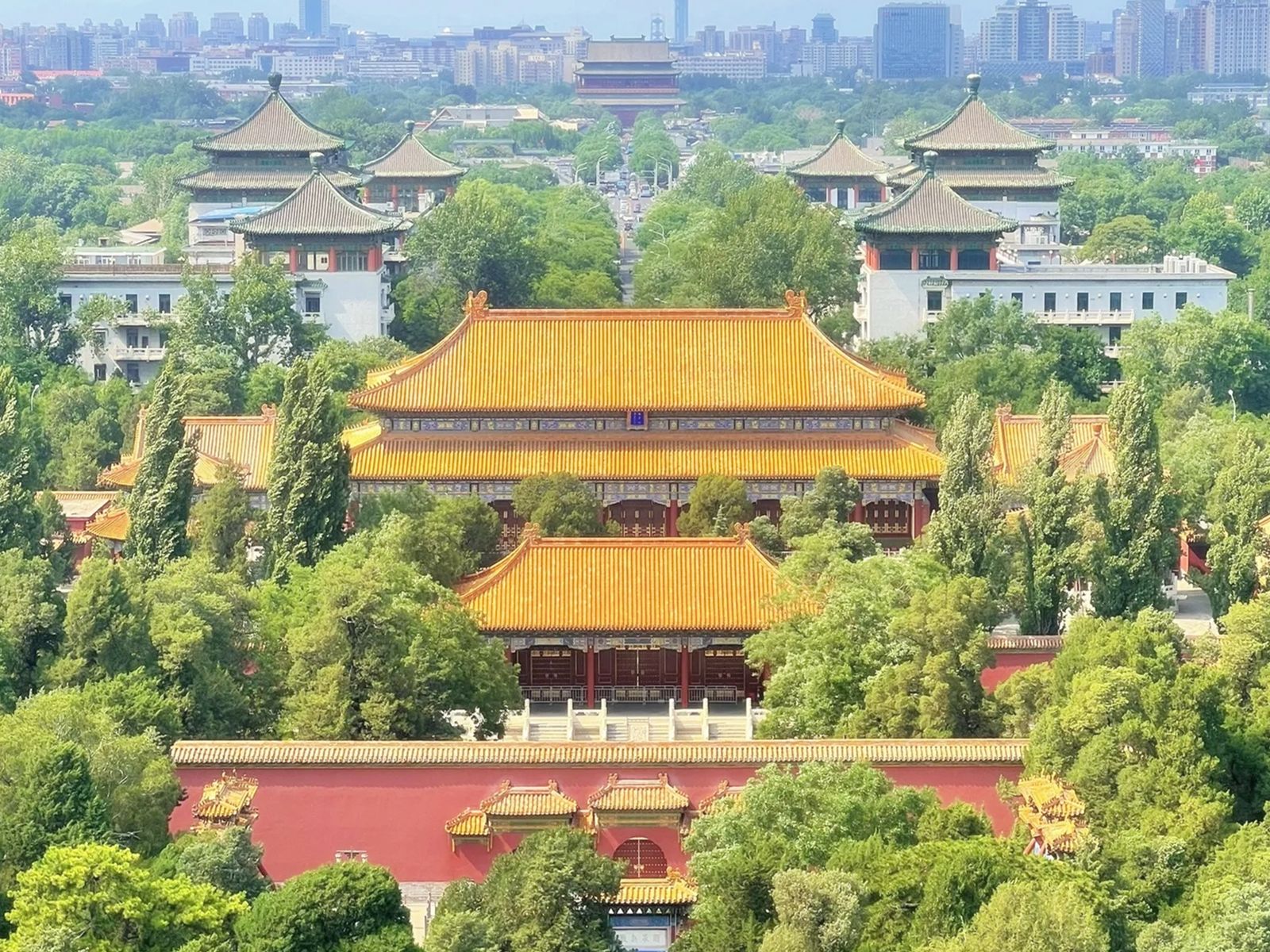 От парка виден Запретный город на юге