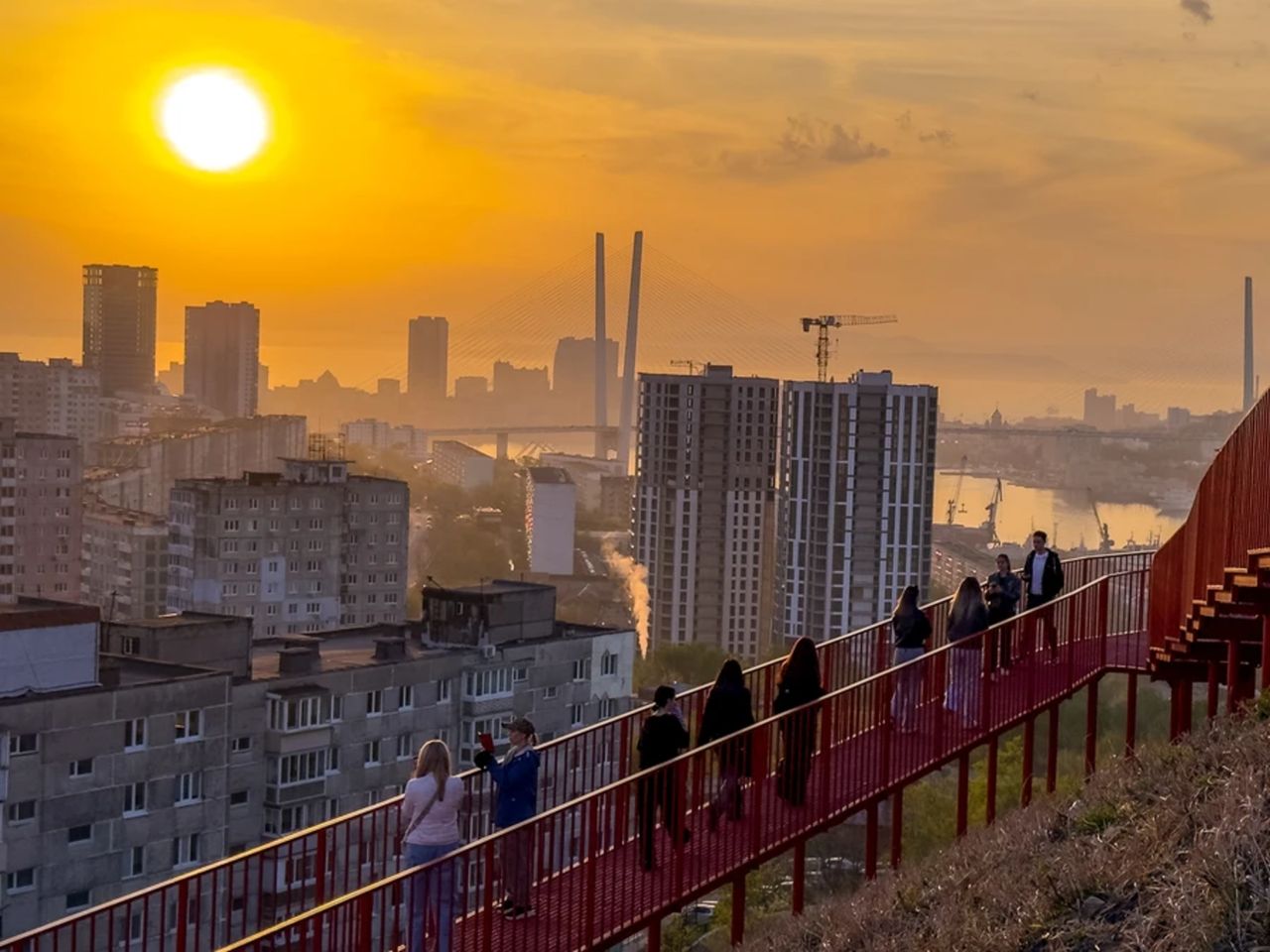 Трансфер из аэропорта и обзорная экскурсия по Владивостоку - индивидуальная экскурсия во Владивостоке на машине гида длительностью 2.5 часа с количеством участников до 4 человек цена экскурсии 10790₽