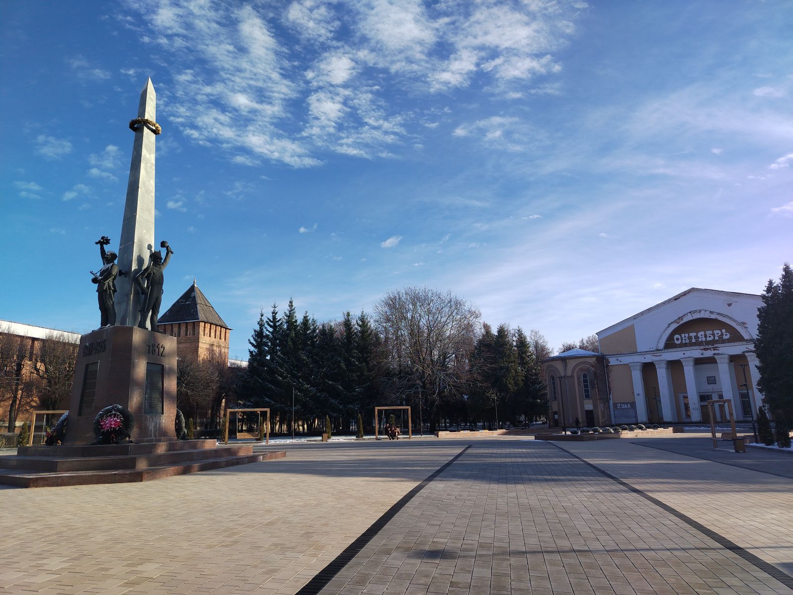 Площадь Победы. Башня Моховая с пряслами крепости, бывший кинотеатр "Октябрь" и памятник "Защитникам и освободителям Смоленска"