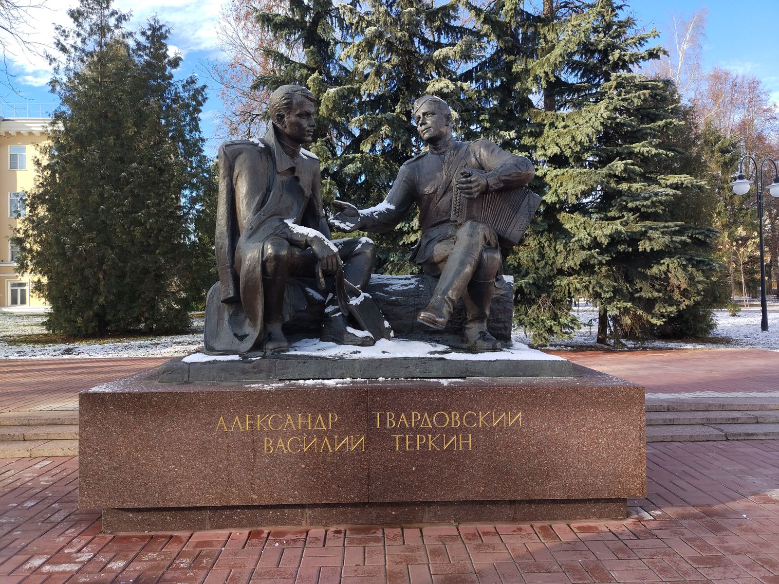 Памятник Твардовскому и Теркину на площади Победы