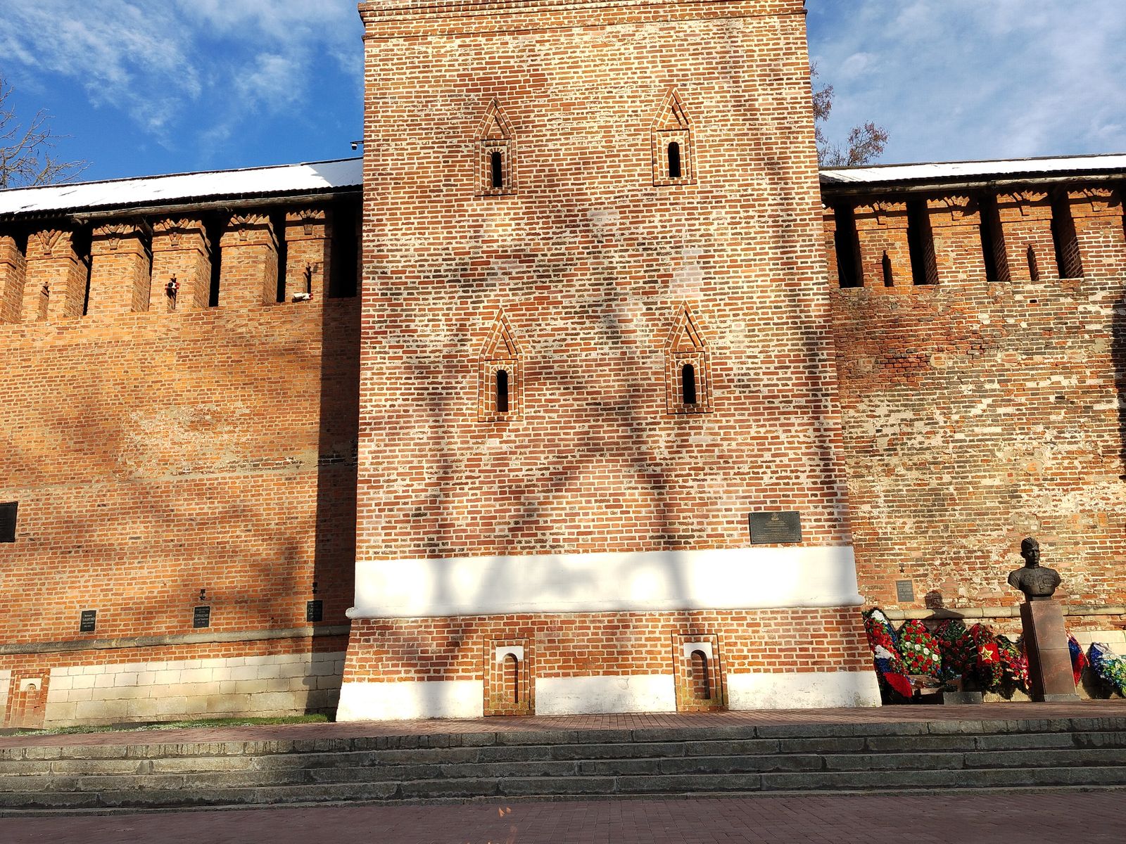 Сквер "Памяти Героев". Вечный огонь, башня Донец, могила Михаила Егорова