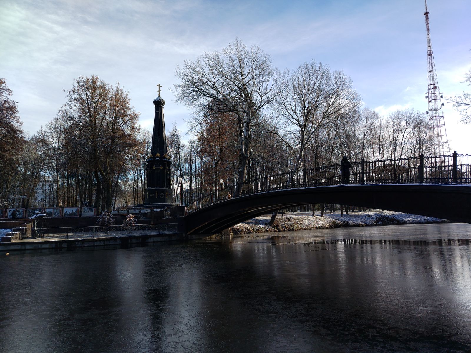 Горбатый мостик через ров Королевского бастиона и «Памятник защитникам Смоленска 4–5 августа 1812 года»