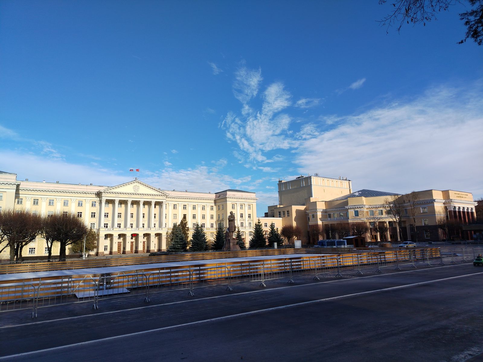 Центральная площадь Ленина со зданием областного Правительства и драмтеатром им. Грибоедова