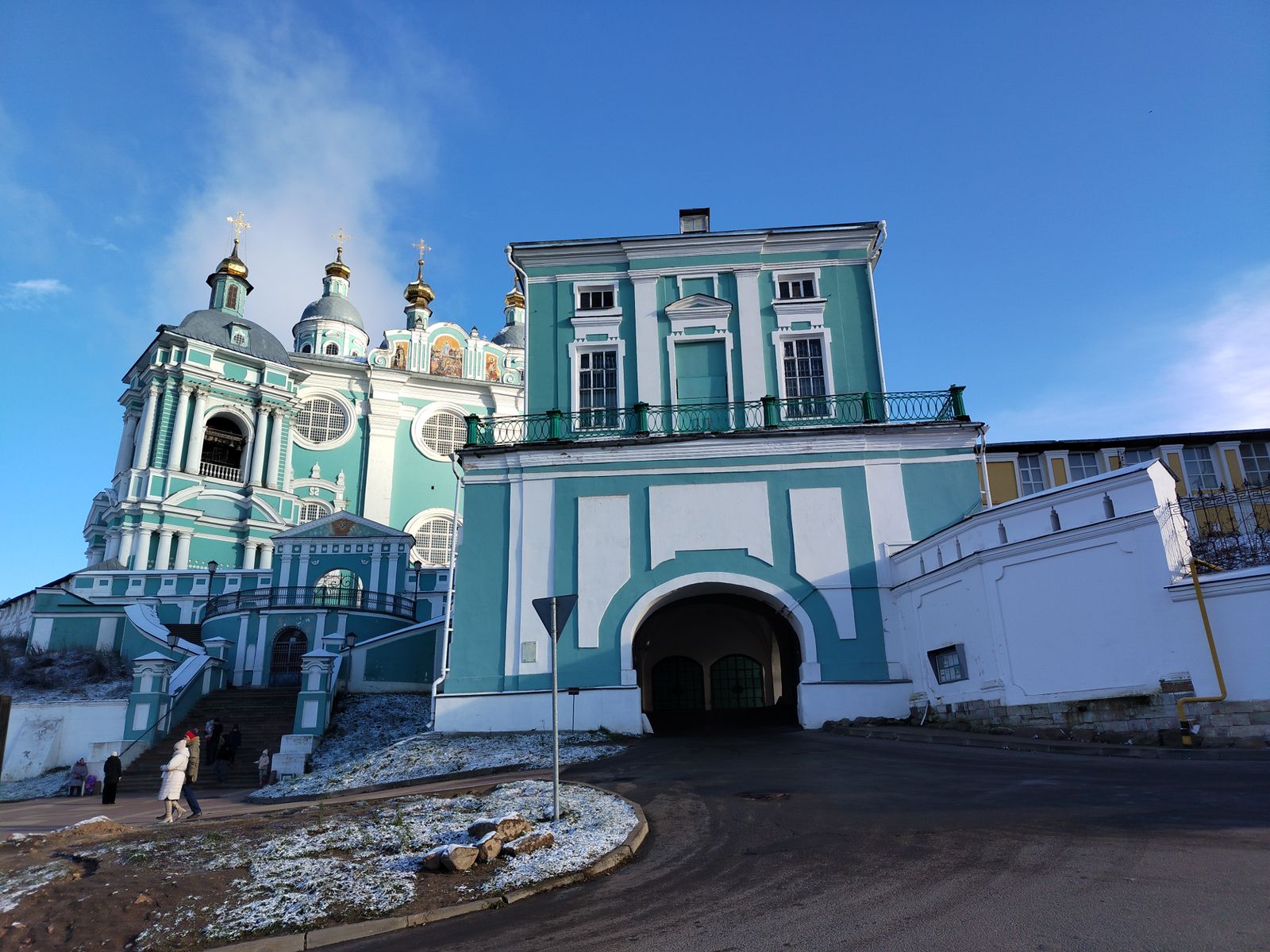 Соборный холм. На переднем плане - надвратный Богоявленский собор, а далее - Свято-Успенский кафедральный собор