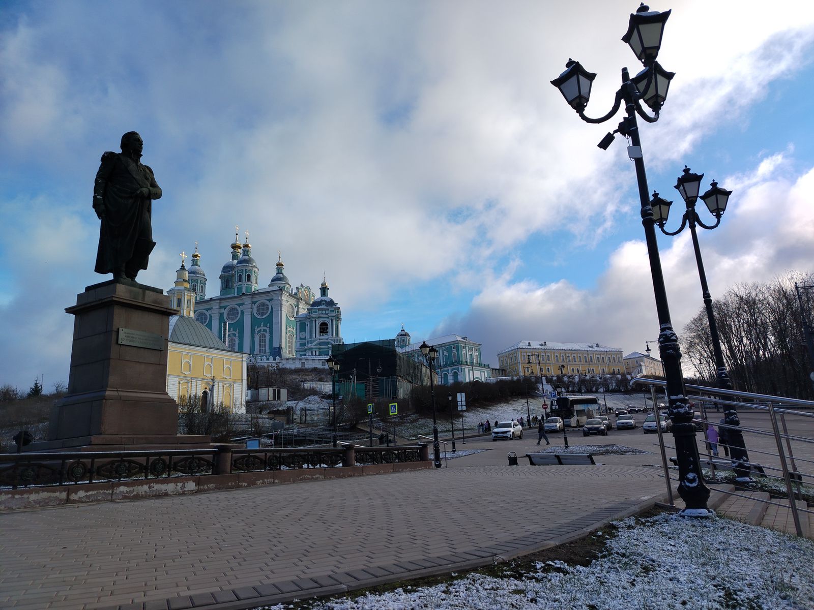 Вид на Соборный холм и Троицкий монастырь от памятника Кутузову на ул. Большая Советская