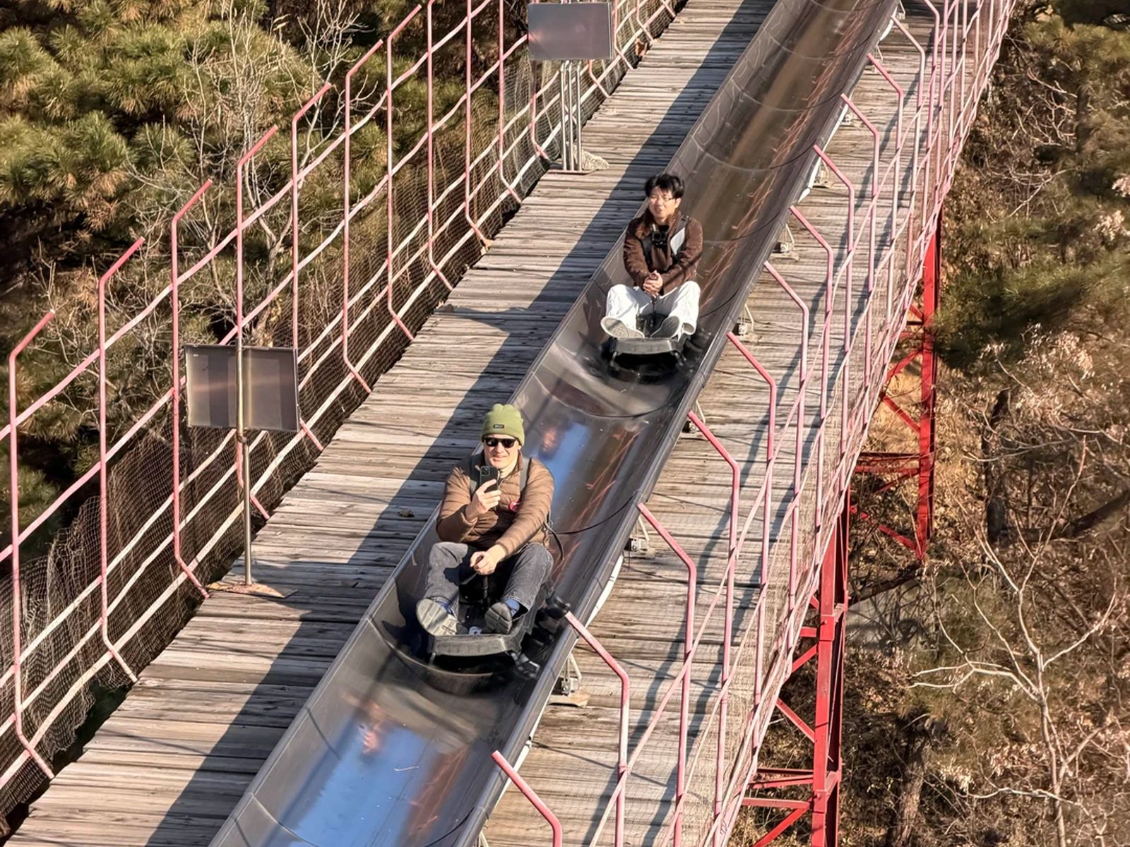 Спуск на санках со стены