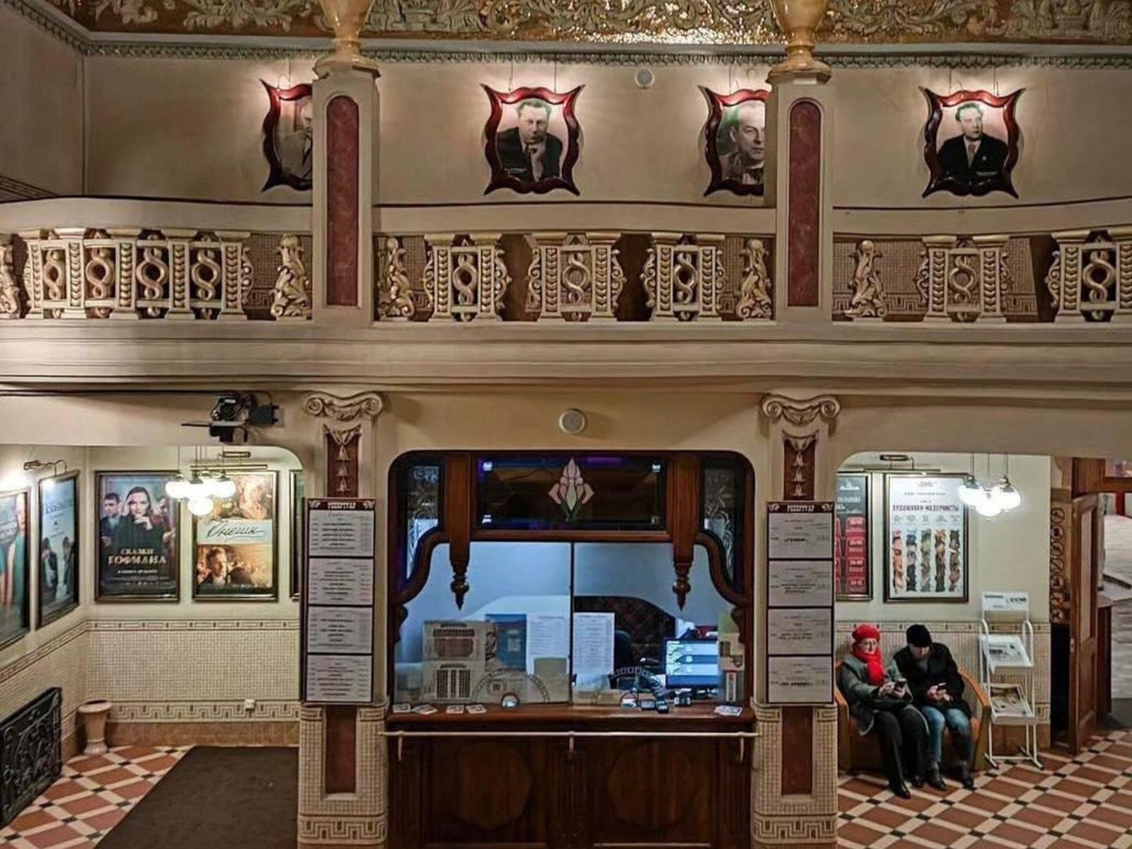 Дореволюционный кинотеатр, зайдём внутрь