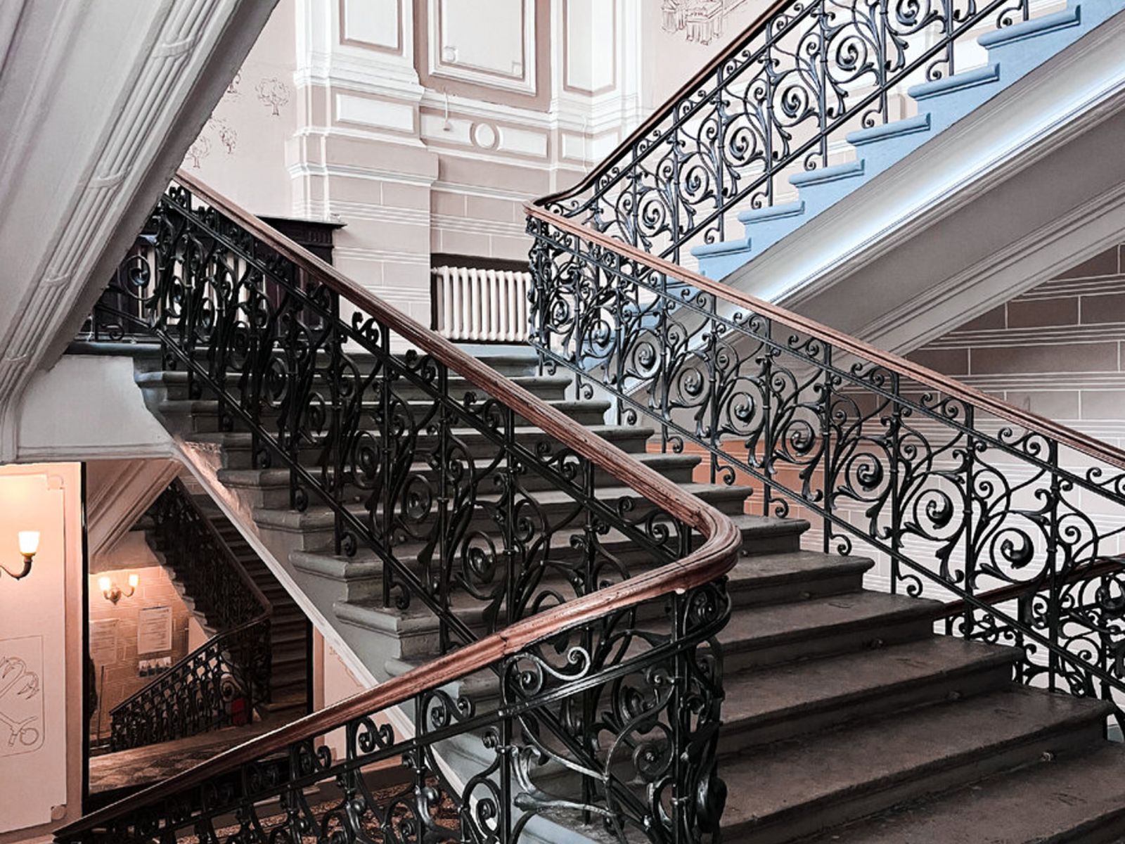 Старинный банк, как дворец